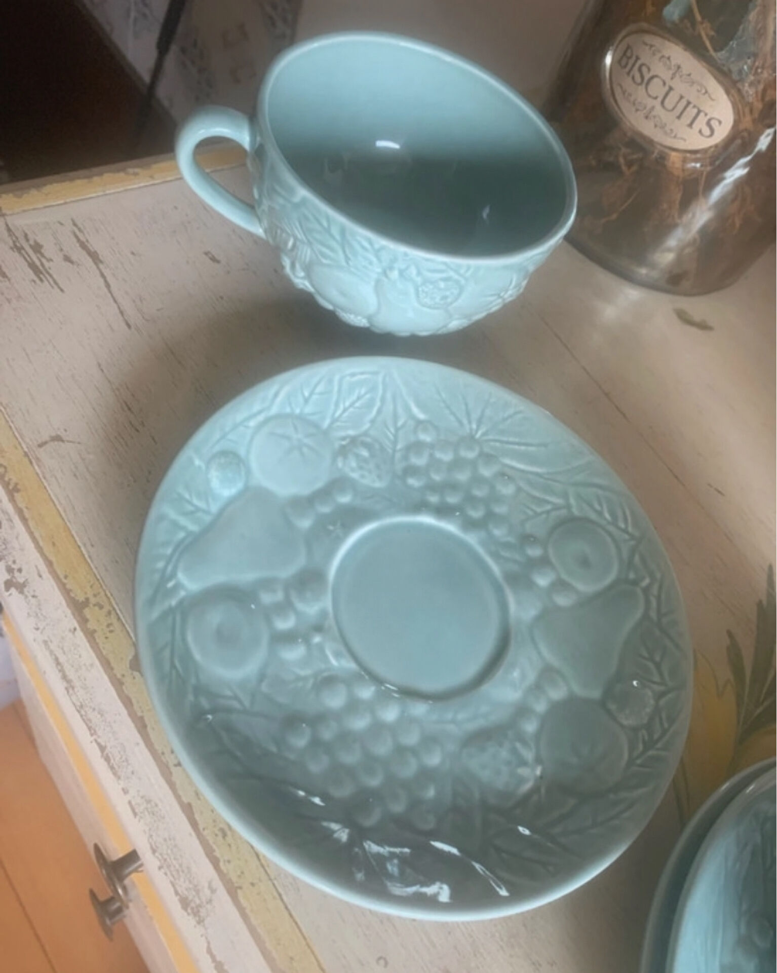 Set of 4 soup / consommé cups and saucers in ceramic.