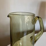Vase en verre soufflé vert tilleul moderniste 1950