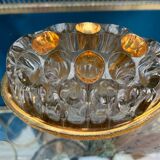 Pique fleurs ovale verre moulé doré XXe