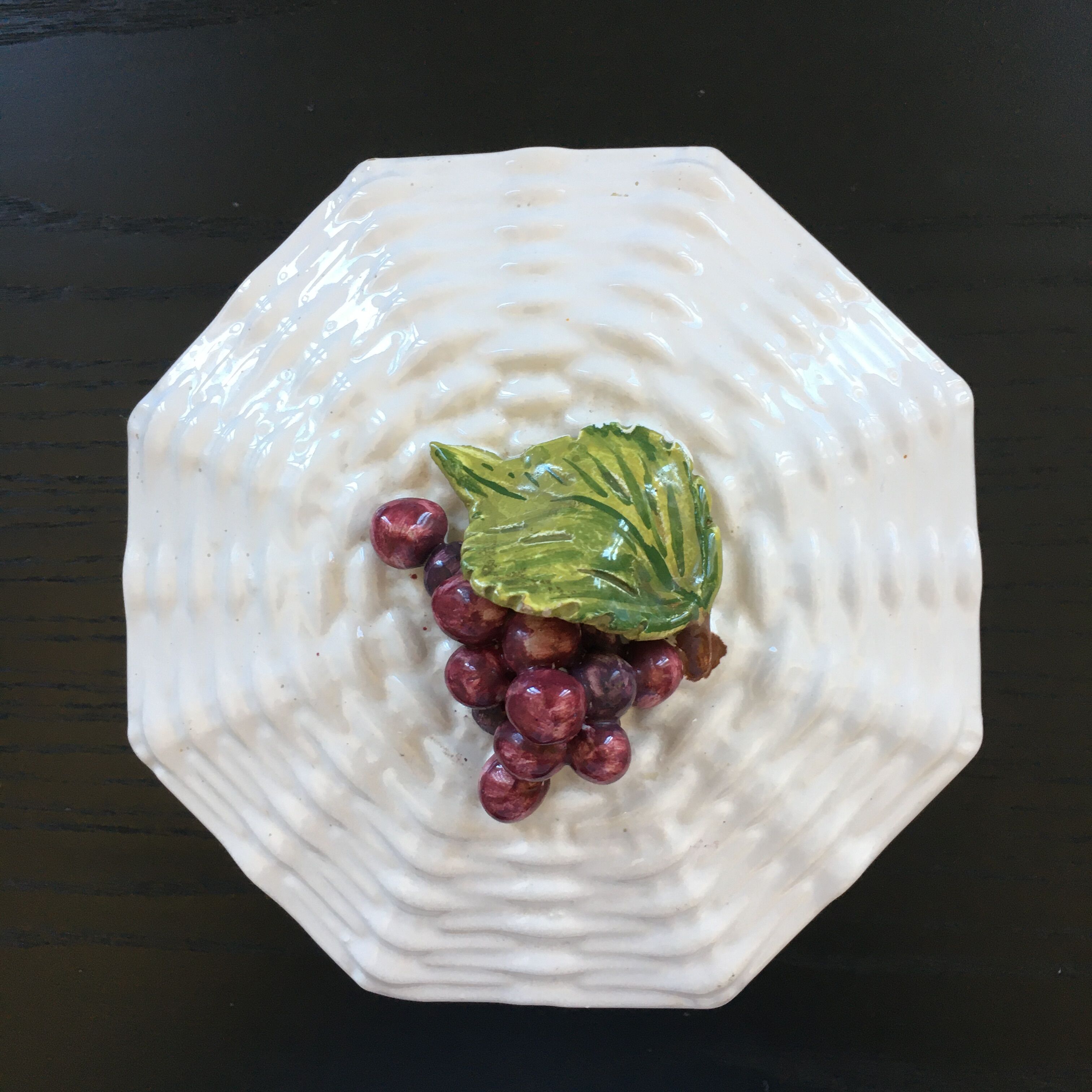 Slip box with red berry decoration