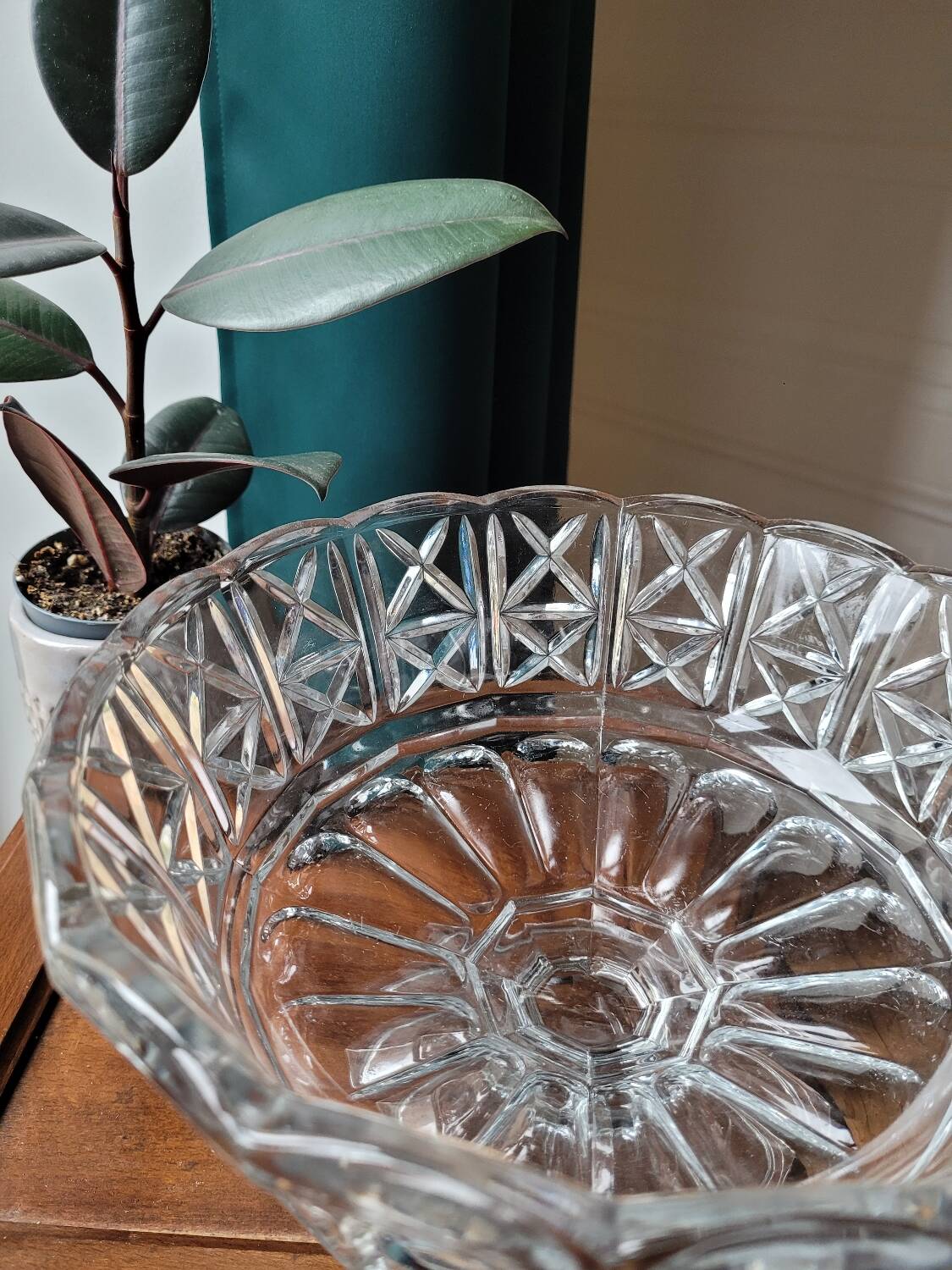 Chiseled crystal cup