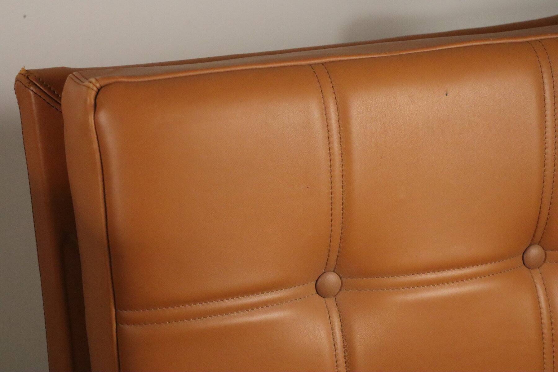 Paire de fauteuils vintage années 50 en bois noir et cuir caramel