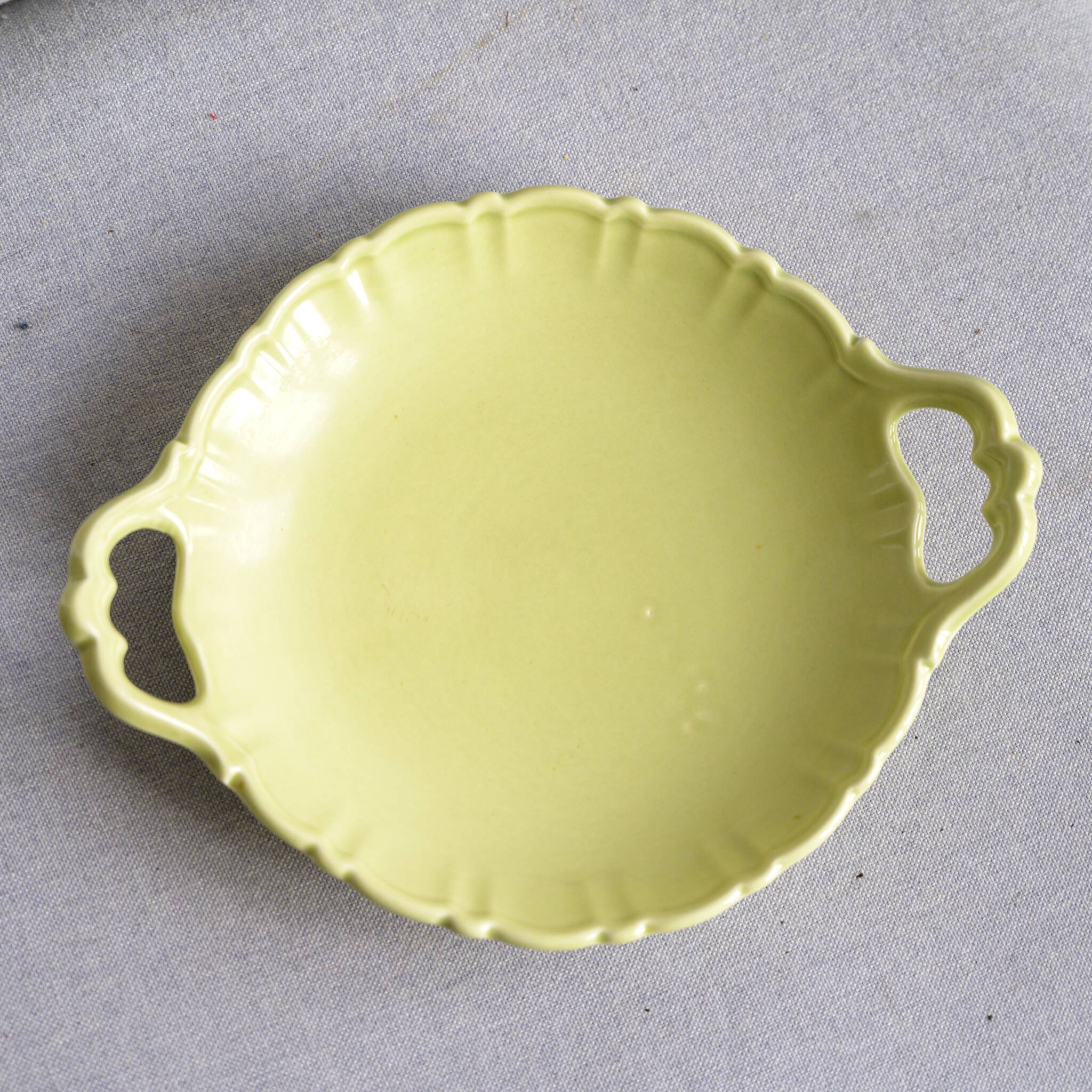 Small salad bowl with handles, lime green color. Numbered 6443. l25 L20 cm.