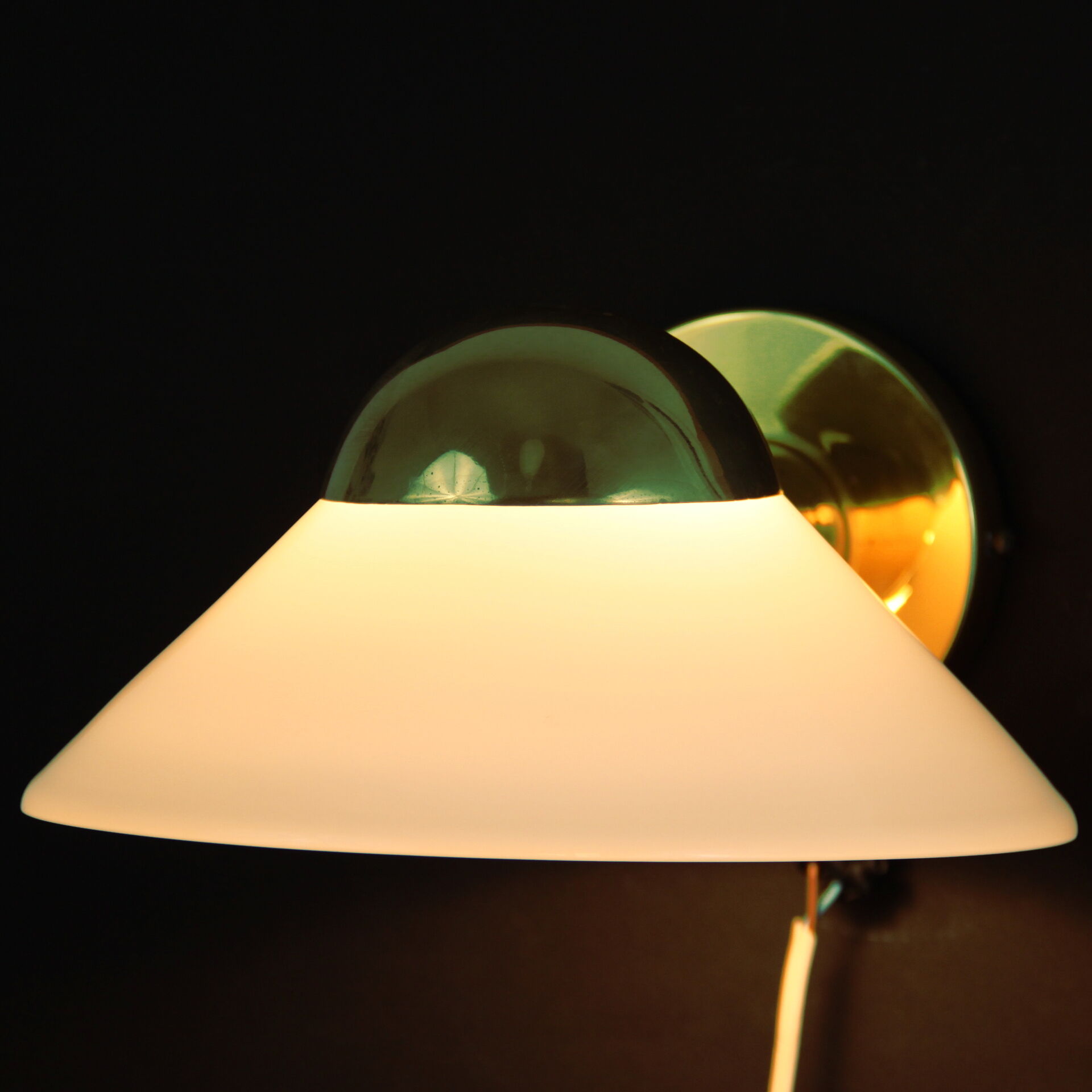 Applique murale laiton et verre opaline blanche lustrerie Deknudt 1980