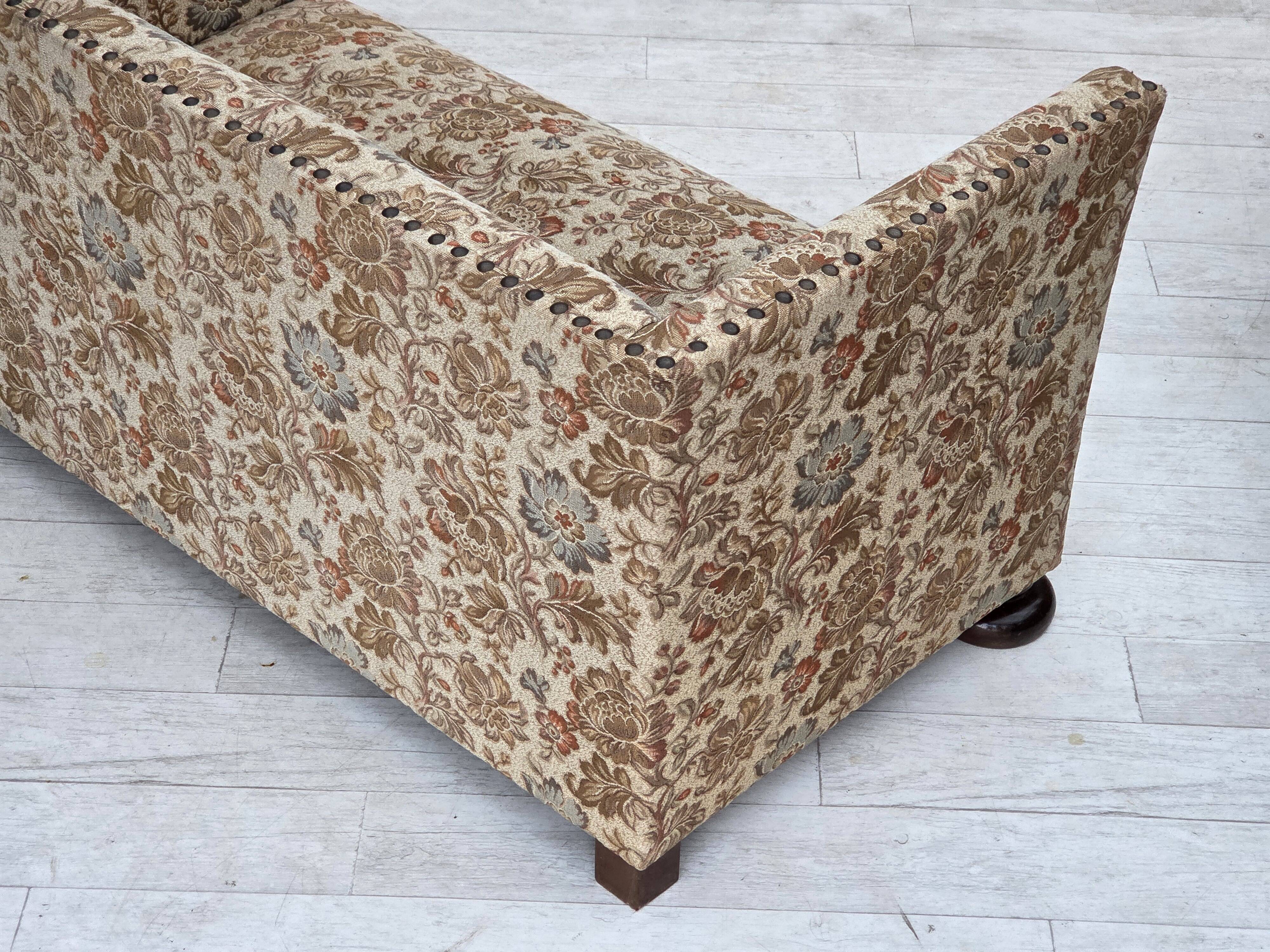 Canapé 2 places danois des années 1950, tissu en beige/marron, bois de chêne.