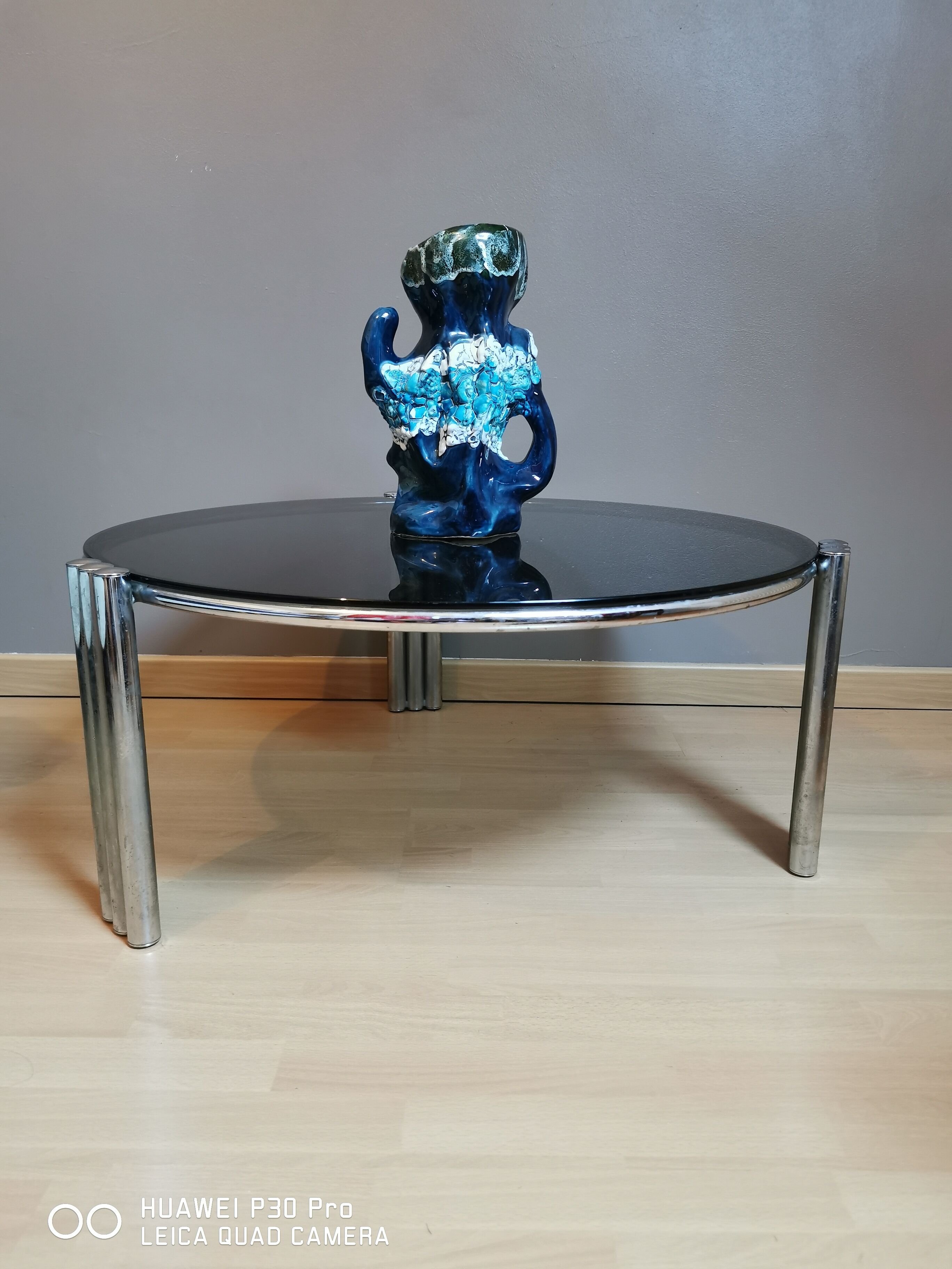 Table basse verre fumé et pieds chromés