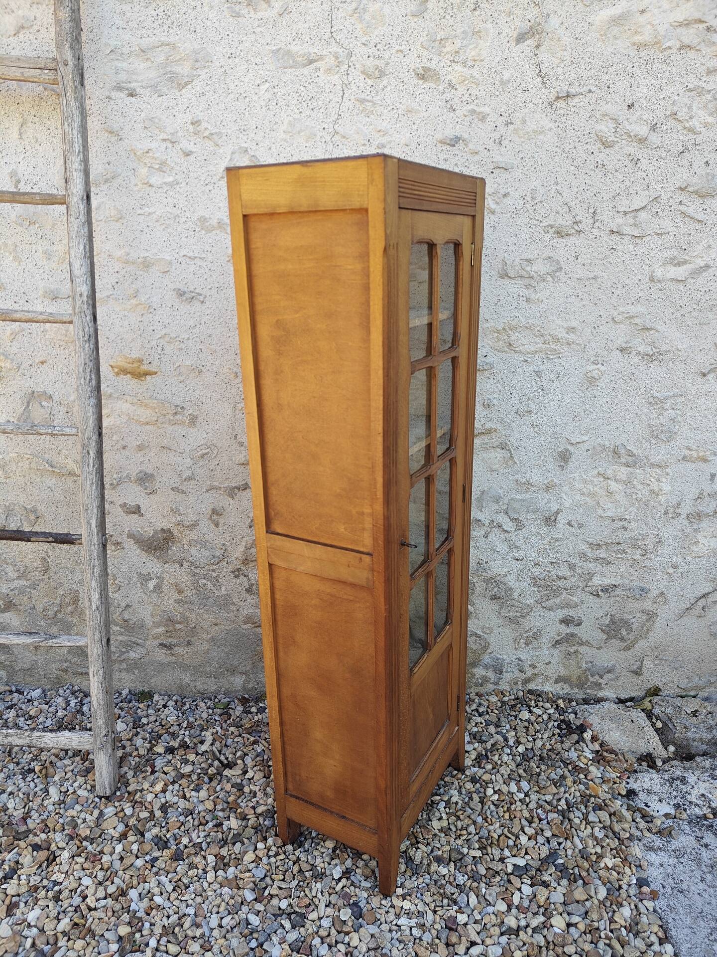 Showcase an old door, small bookshelf.