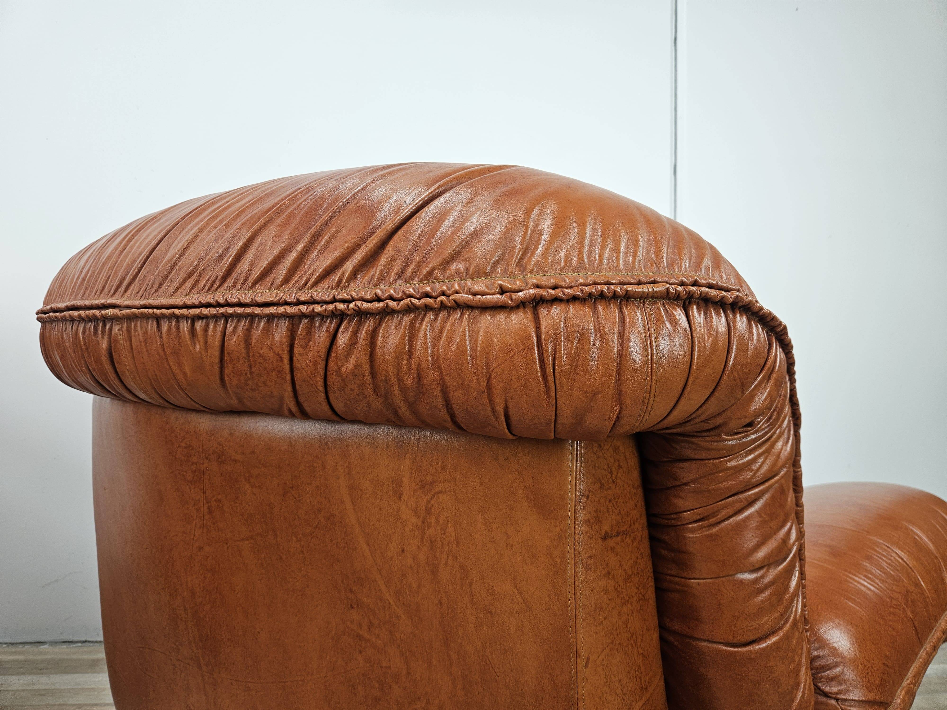 2 fauteuils en cuir cognac, années 1970