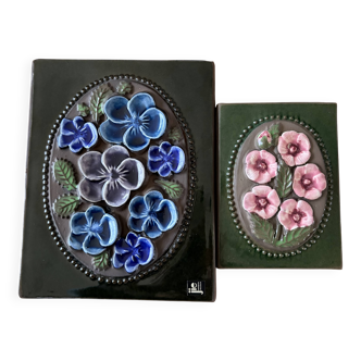For sale: a set of 2 decorative plates by Jie Gantofta.