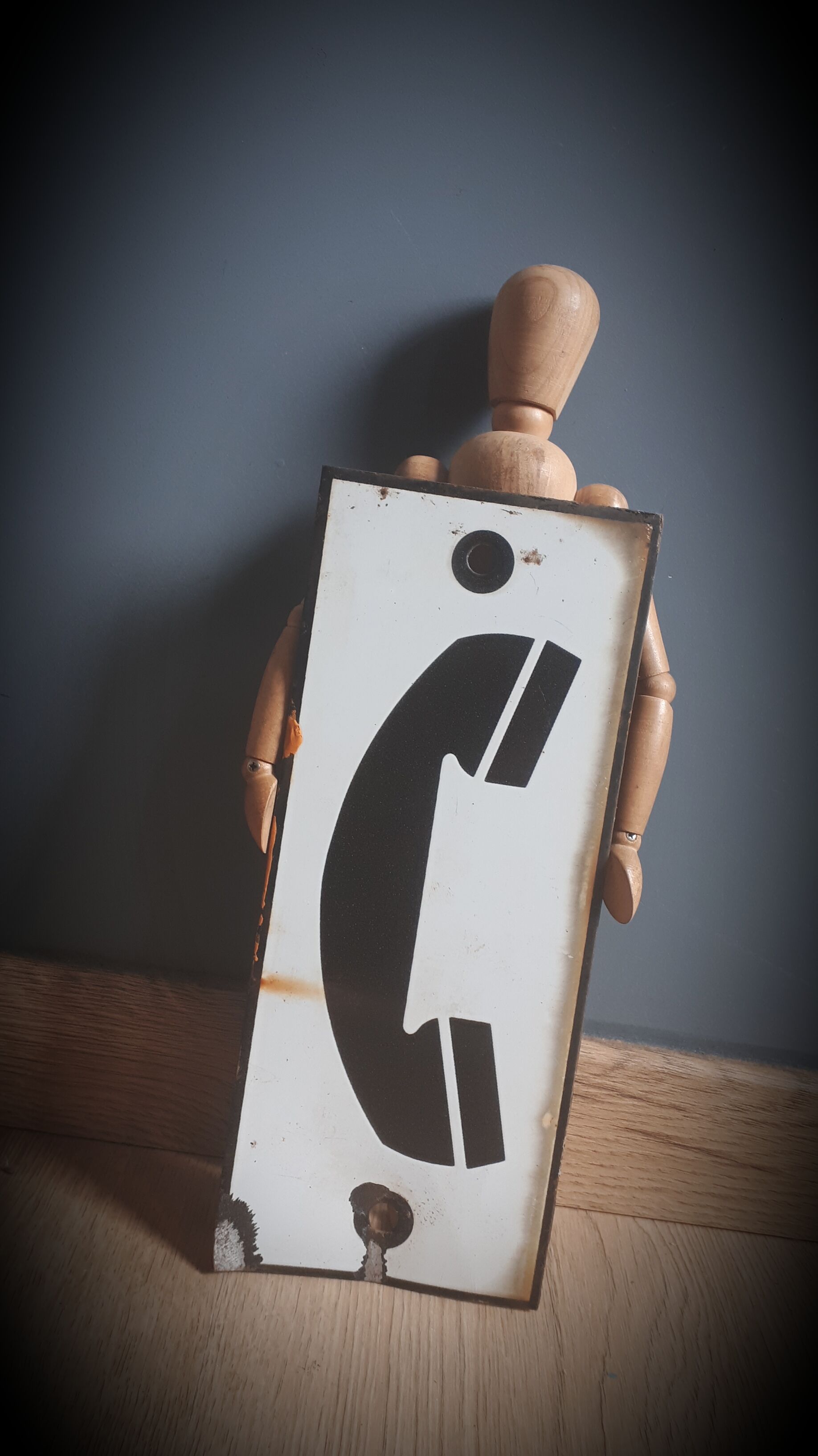 Enamelled phone plate