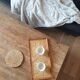 Plateau ethnique en verre et bois sculpté