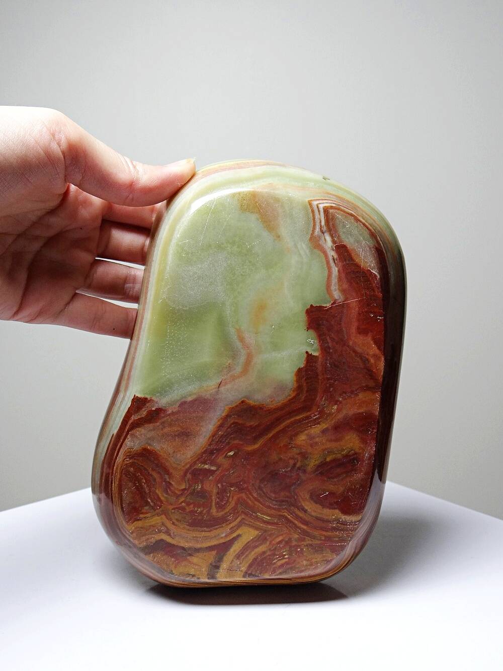 Large green onyx ashtray with free-form bands, vintage Italy, 50s-60s