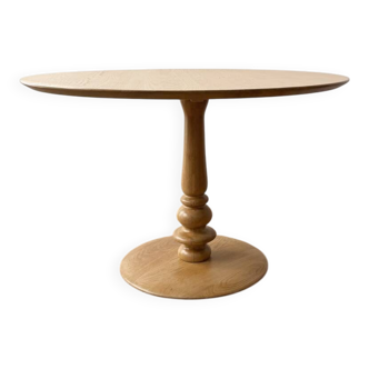 Round dining table, tulip base in light oak.