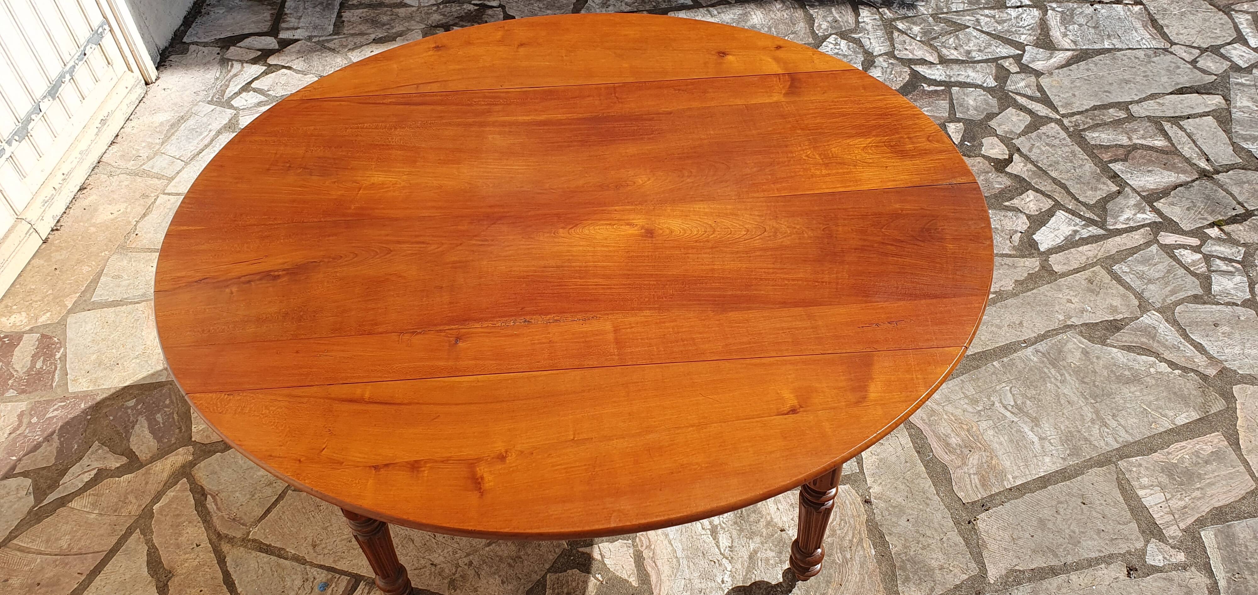 Round oval table with solid cherry leaves, 19th century