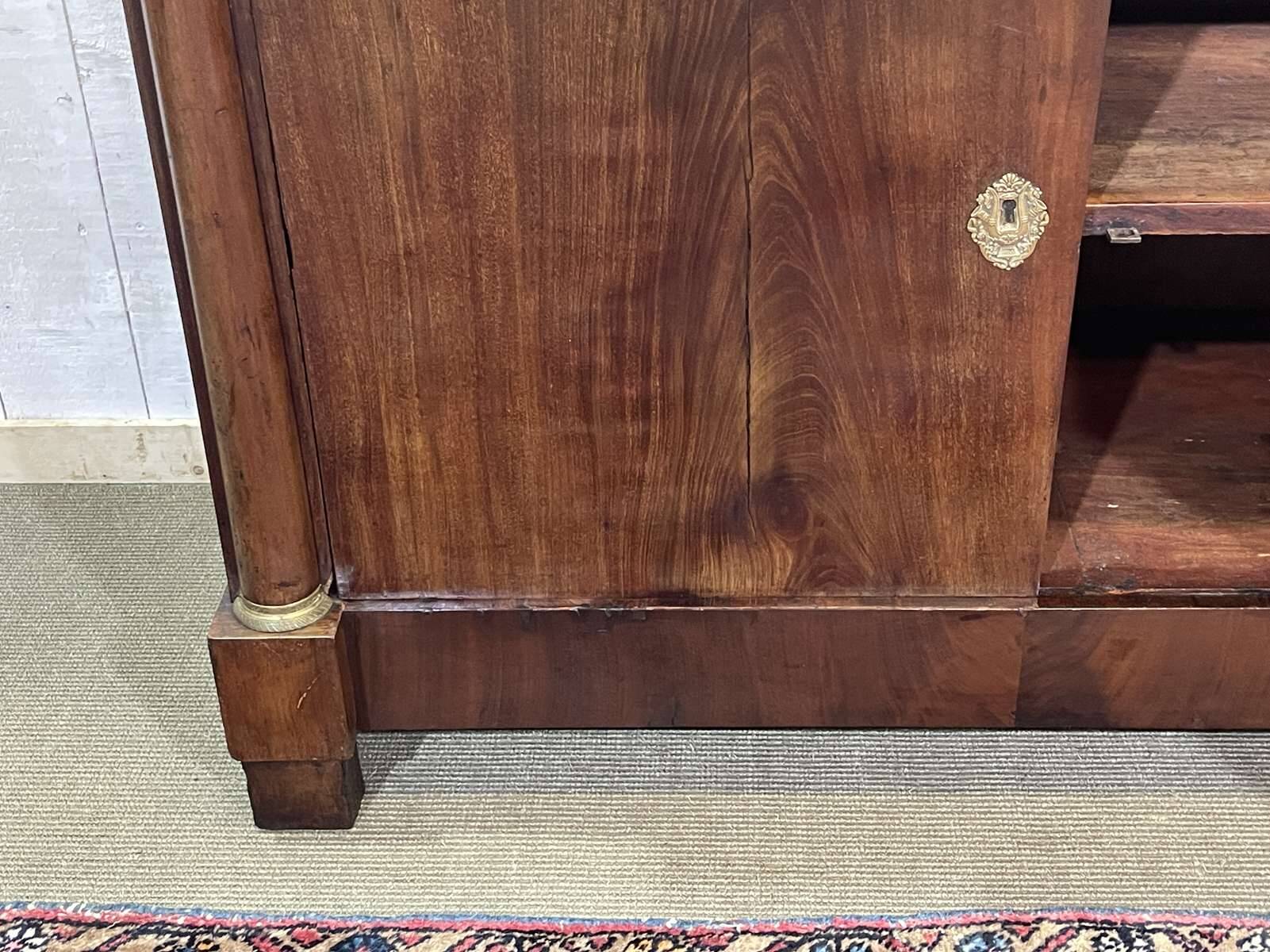 Buffet Empire début XIXème en acajou et dessus marbre noir