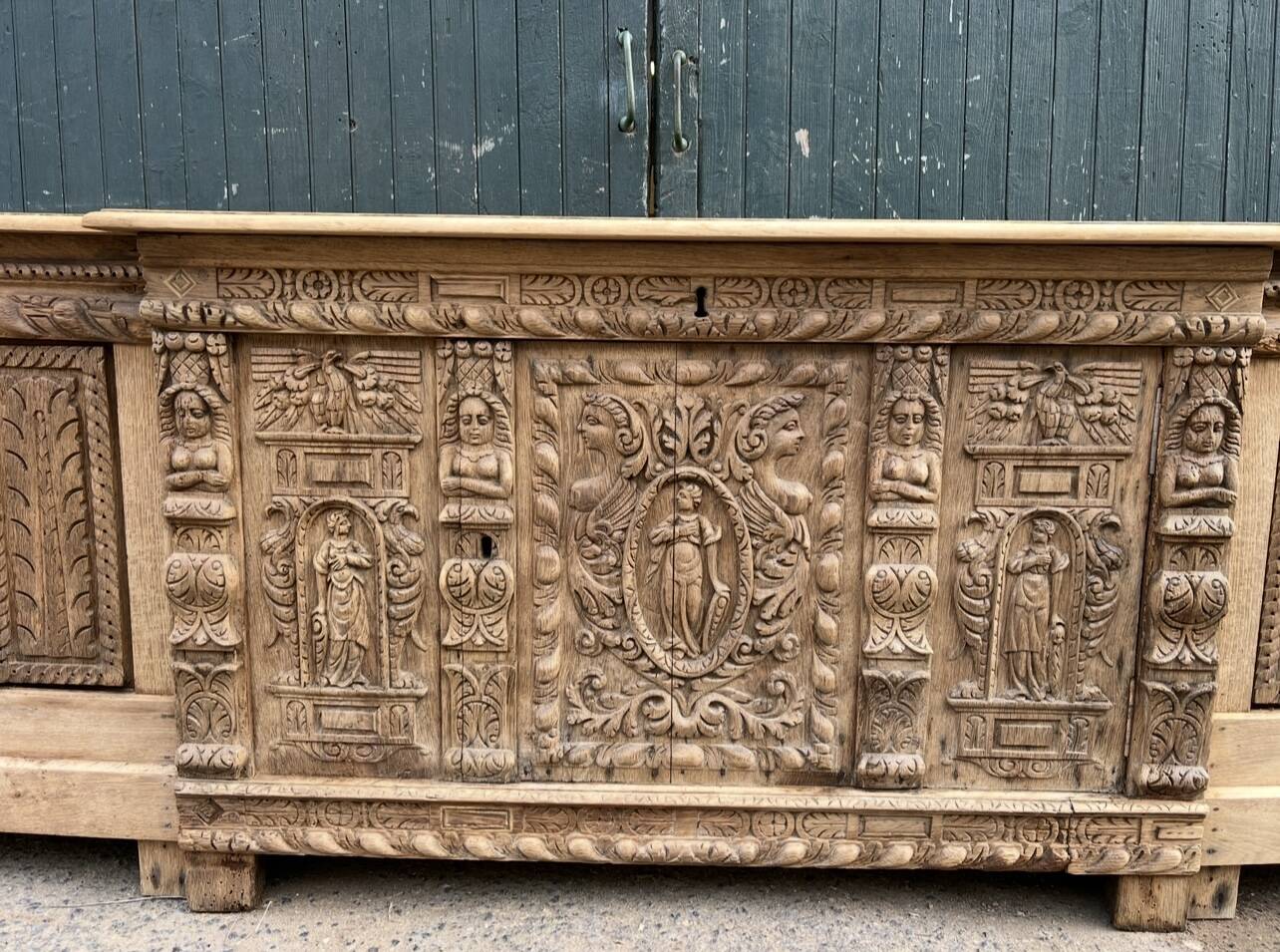 Grand Renaissance buffet in oak