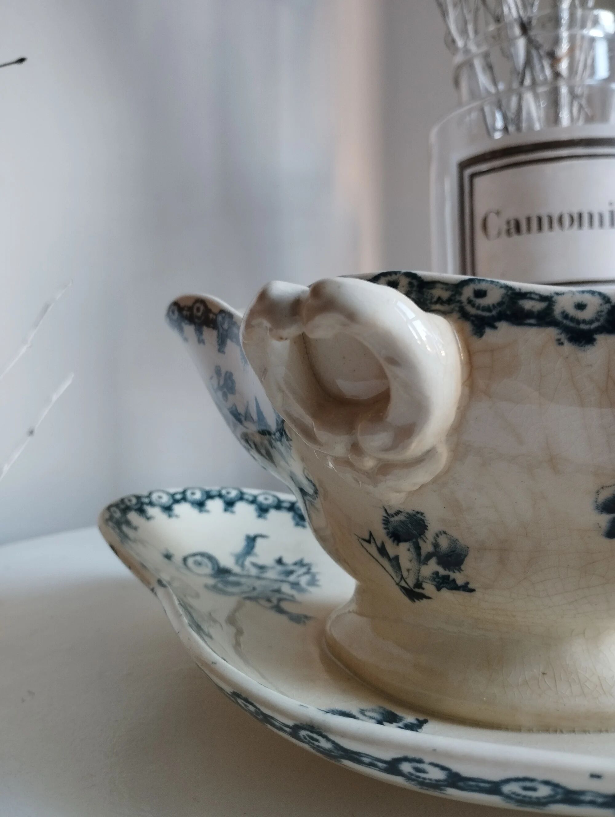 Large sauceboat on ironstone base Gien "Thistles"