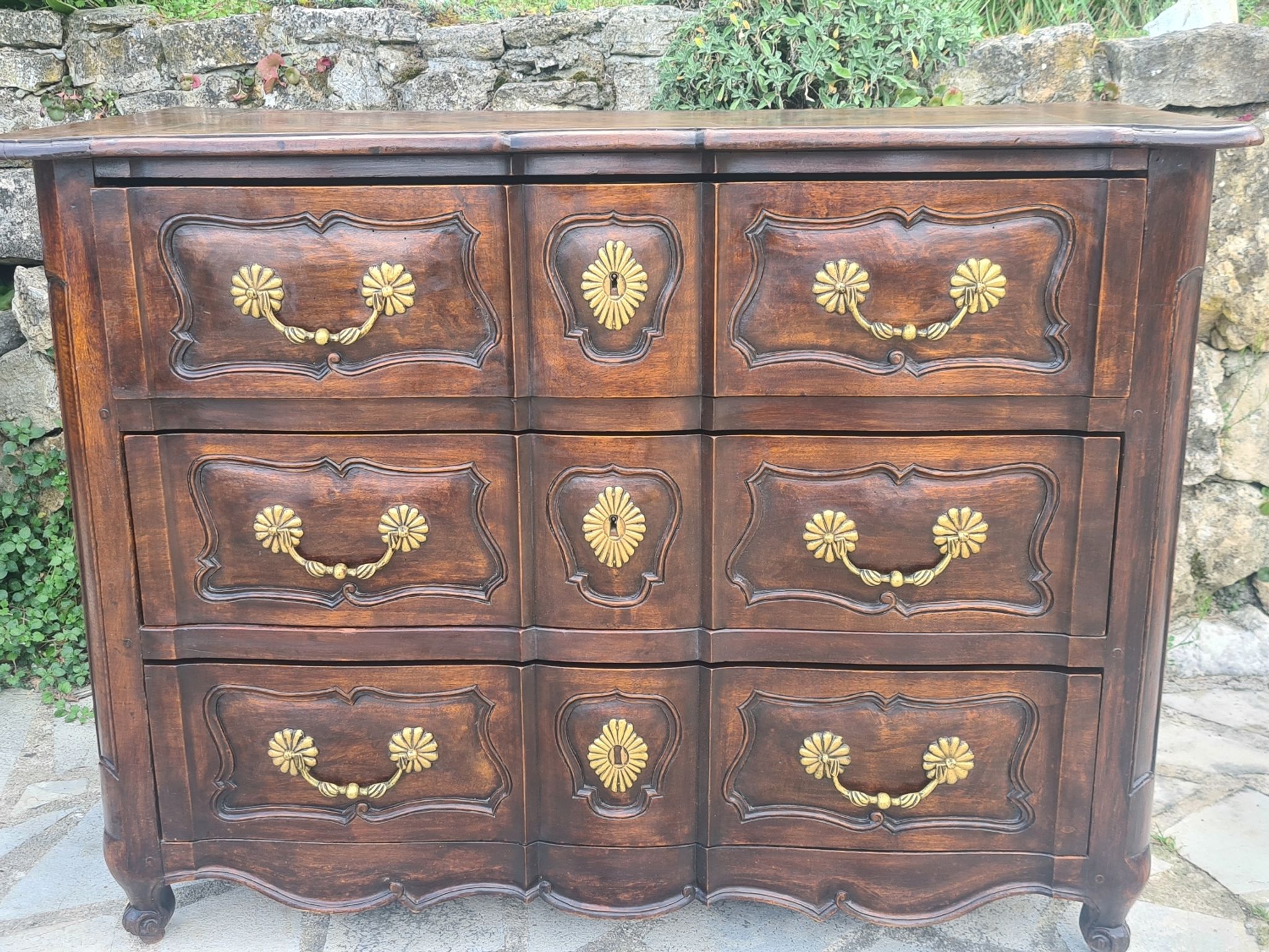Commode arbalète en noyer époque 18ème siècle