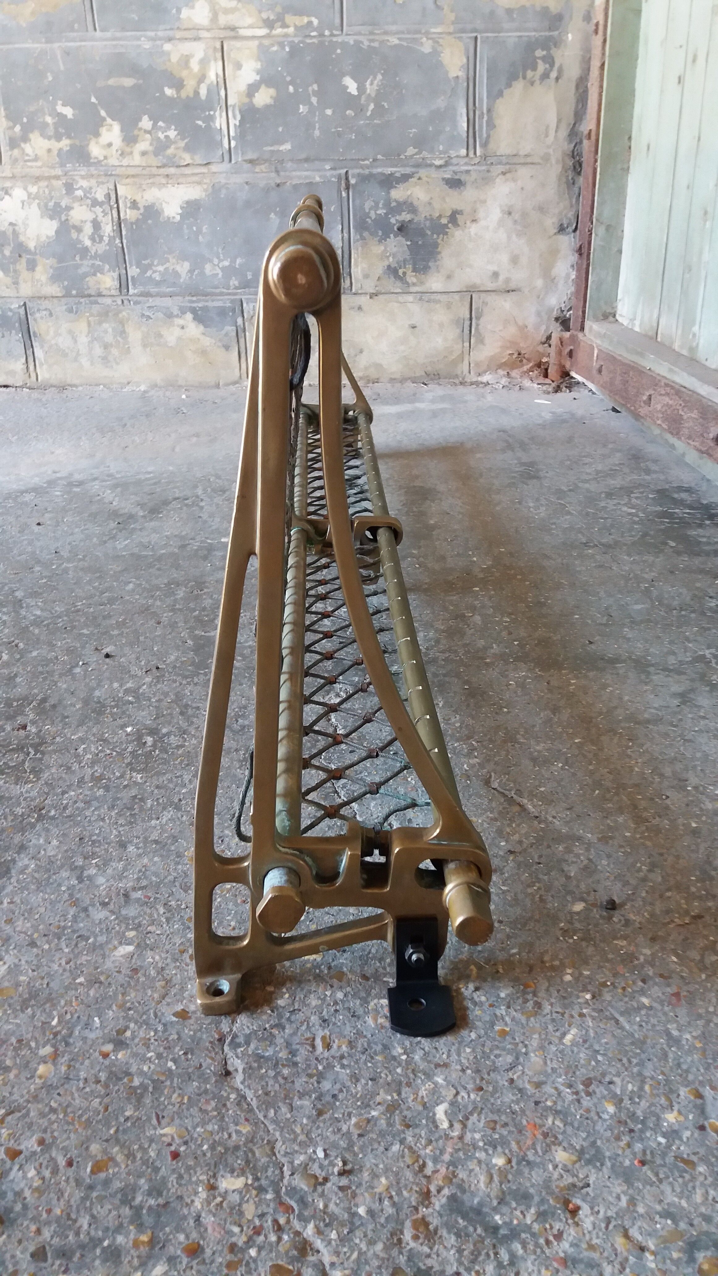 Shelf former luggage carrier