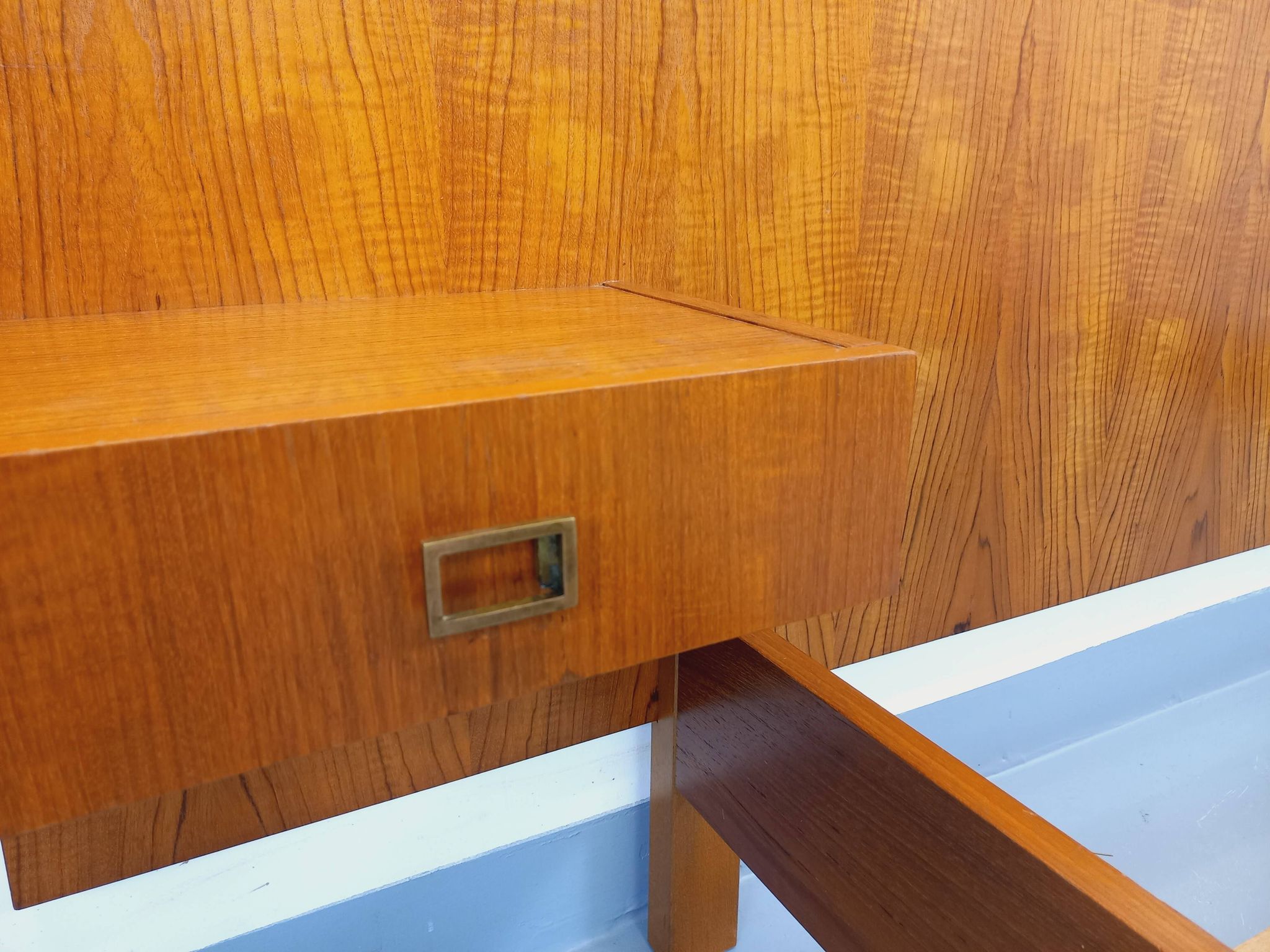 Double bed vintage modernist in teak and black metal from the 1960s with bedside tables.