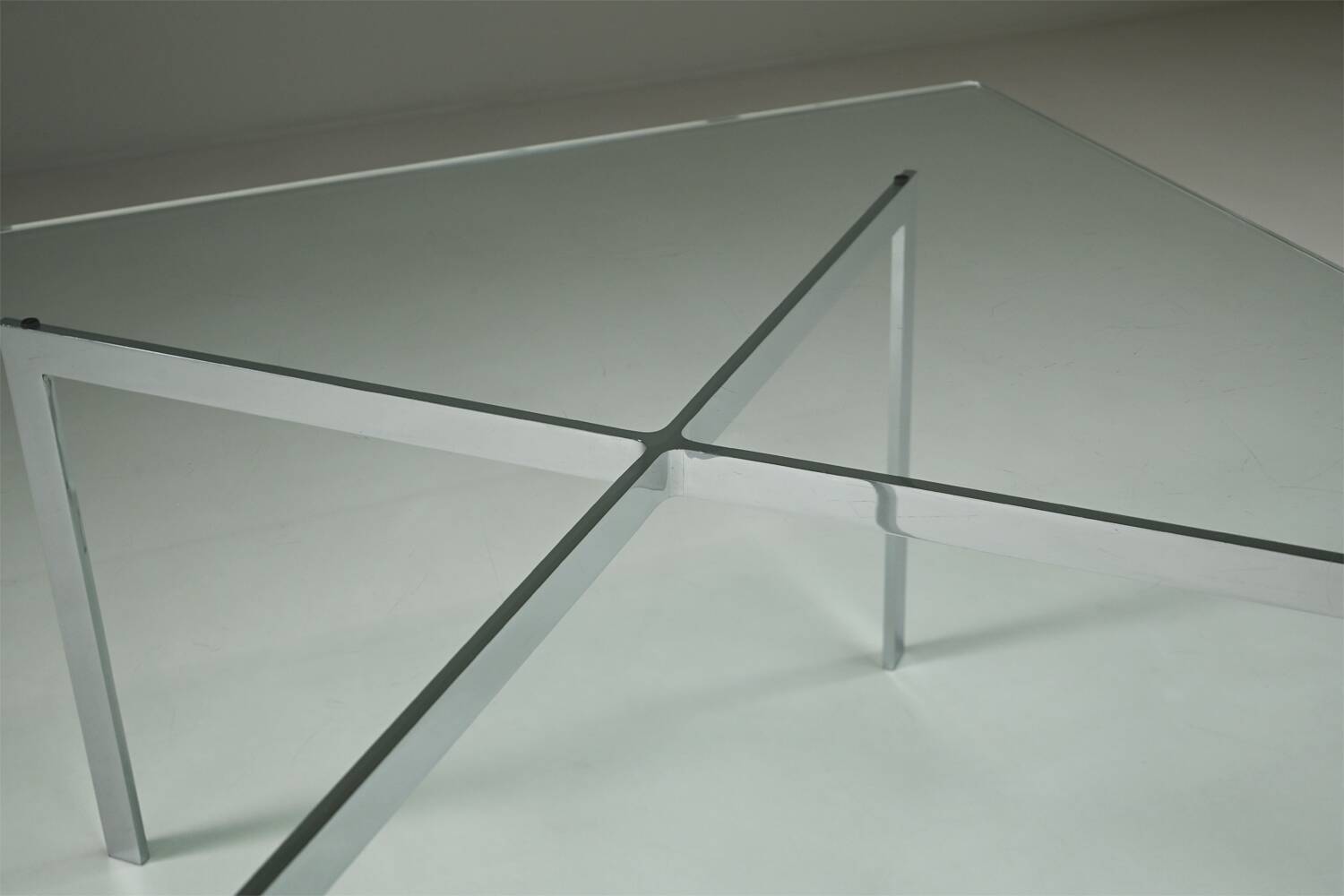 Table basse Original Barcelona par Ludwig Mies van der Rohe pour Knoll, 1920