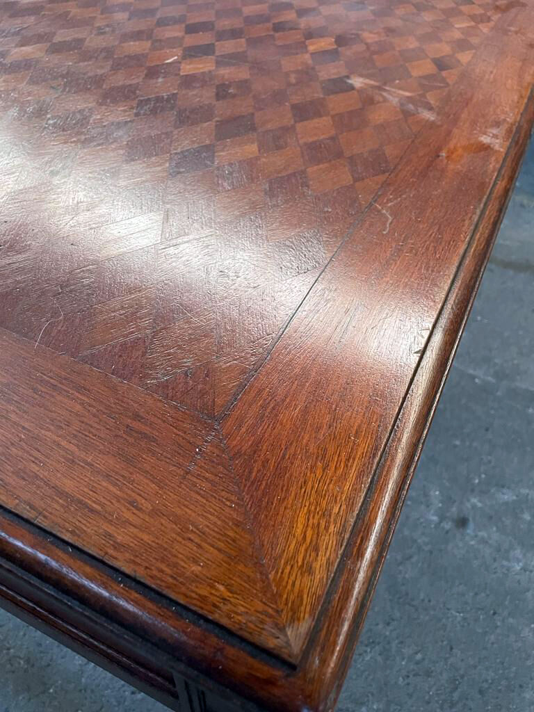 Bureau antique avec incrustation de placage