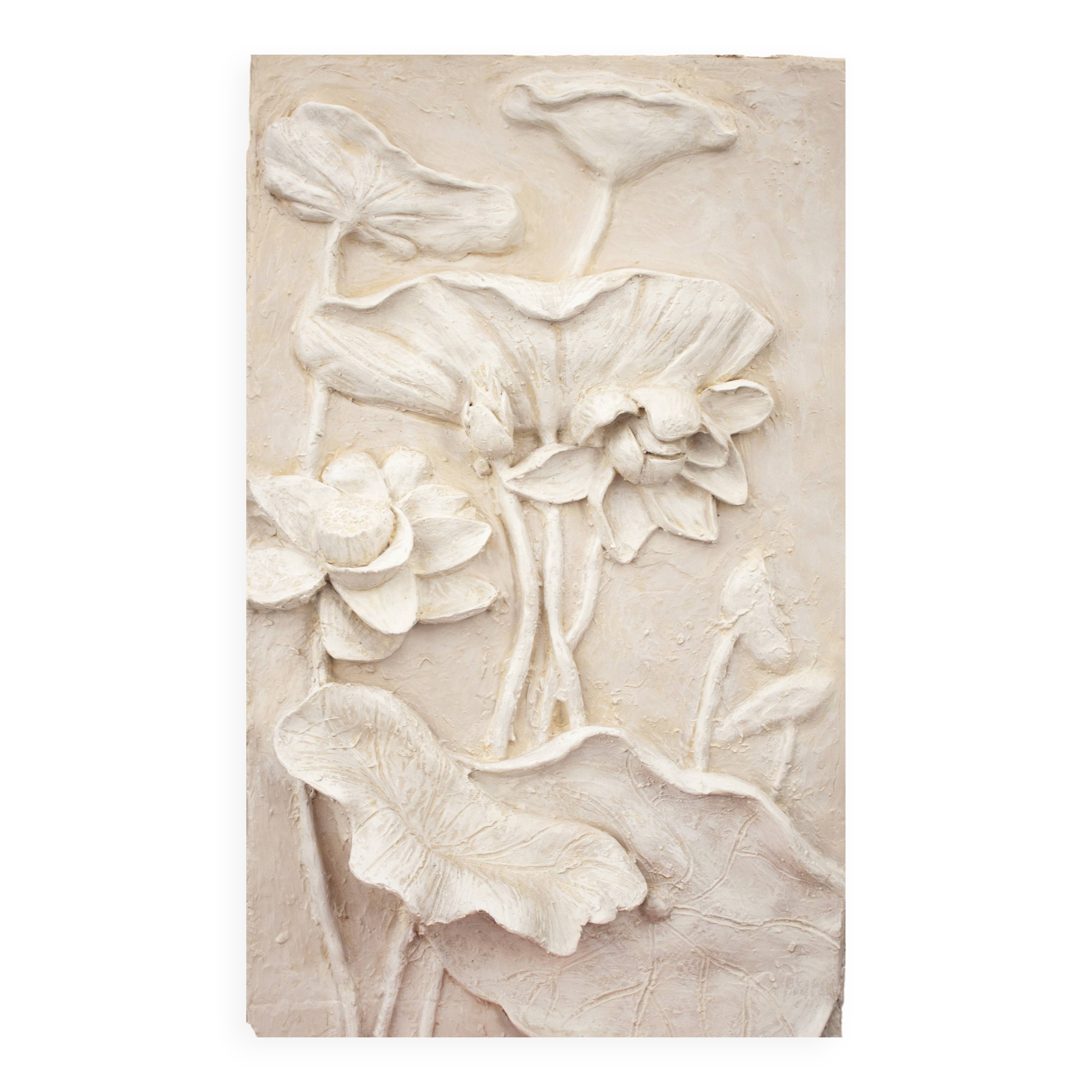 Bajorelief avec des fleurs. Relief avec des fleurs. Fleurs en relief.