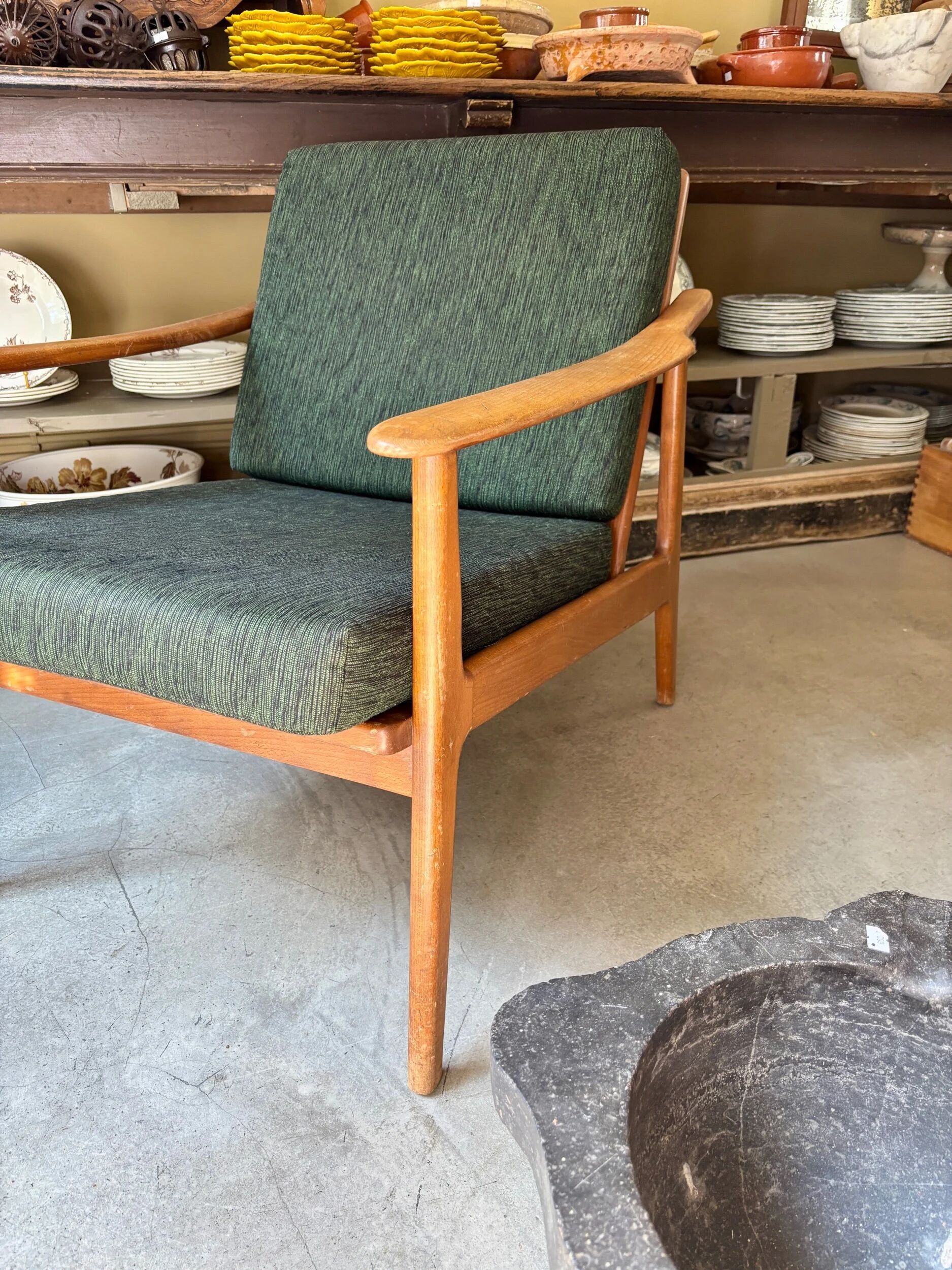 Fauteuil de style scandinave en bois clair et tissu vert foncé, vers 1960