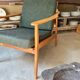 Fauteuil de style scandinave en bois clair et tissu vert foncé, vers 1960