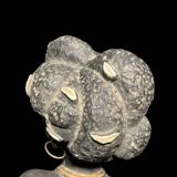 Sculpture d'une femme noire en plâtre