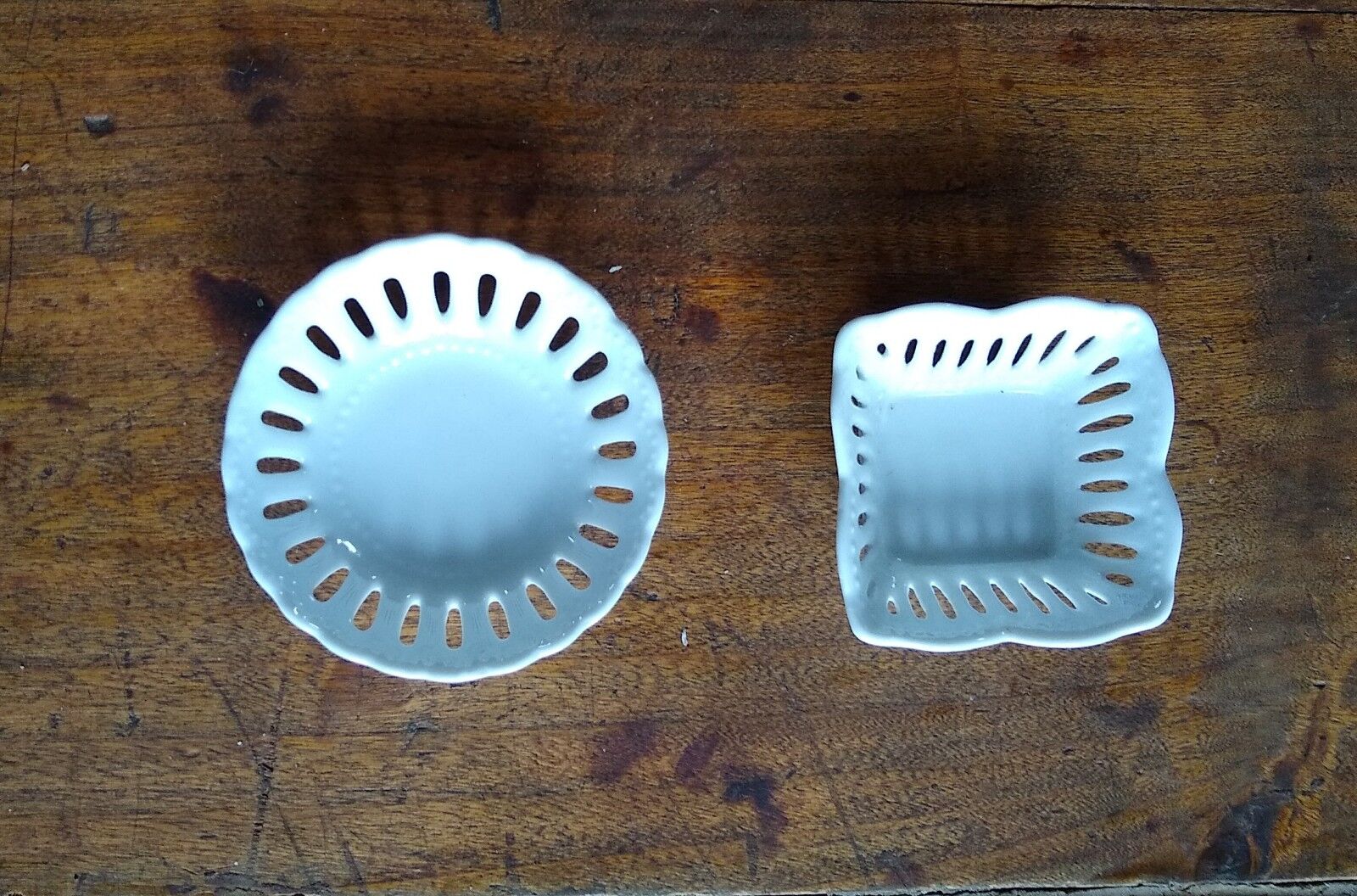 2 chiseled white porcelain cups