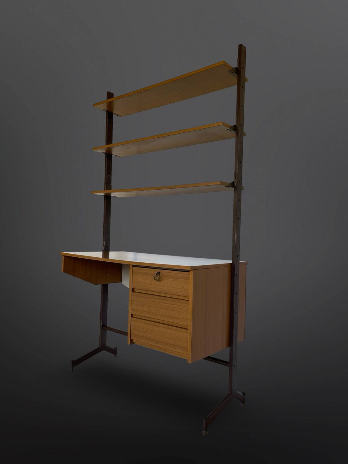 Bibliothèque italienne du milieu du siècle avec bureau.