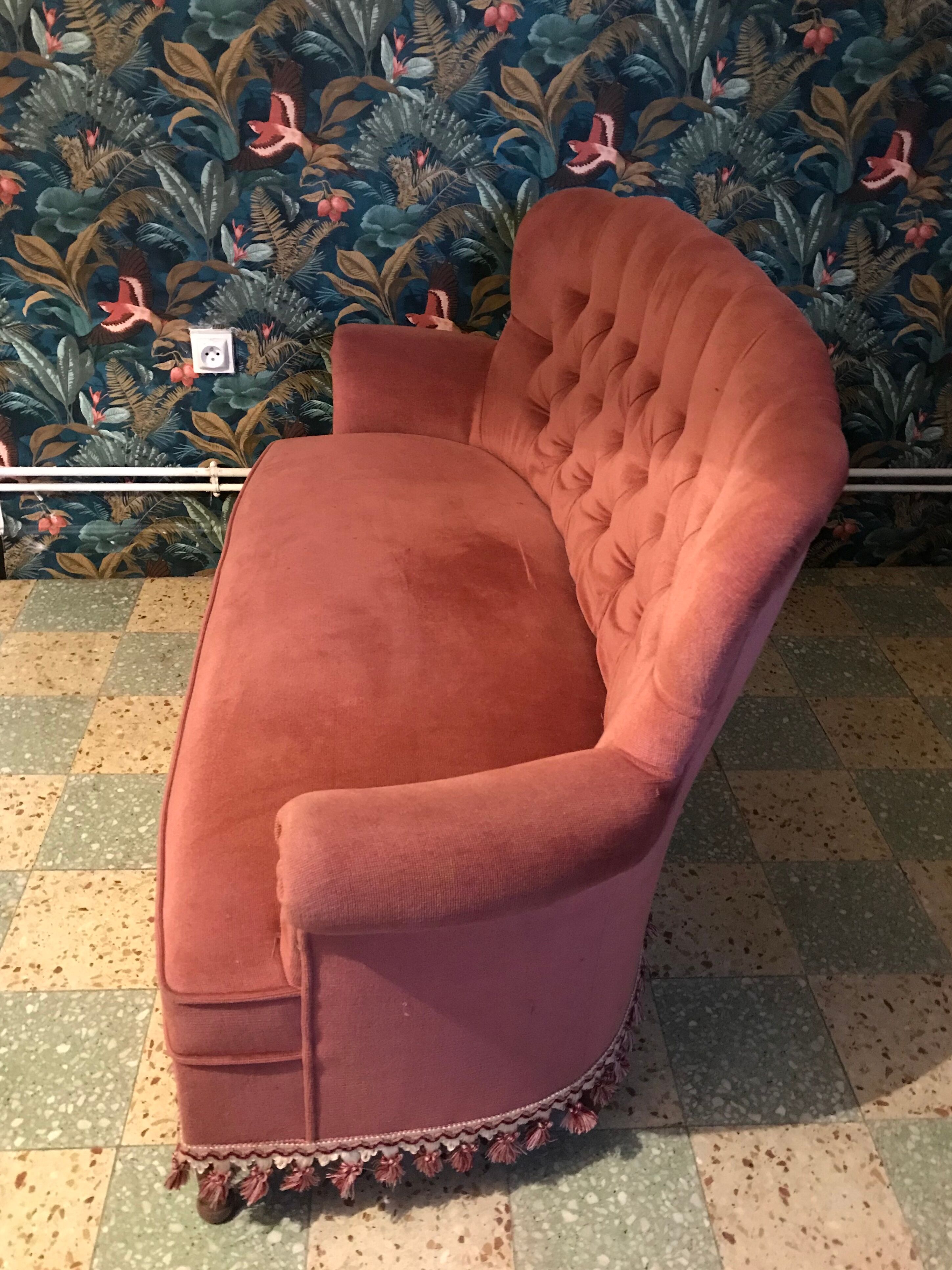 Sofa padded in old pink velvet