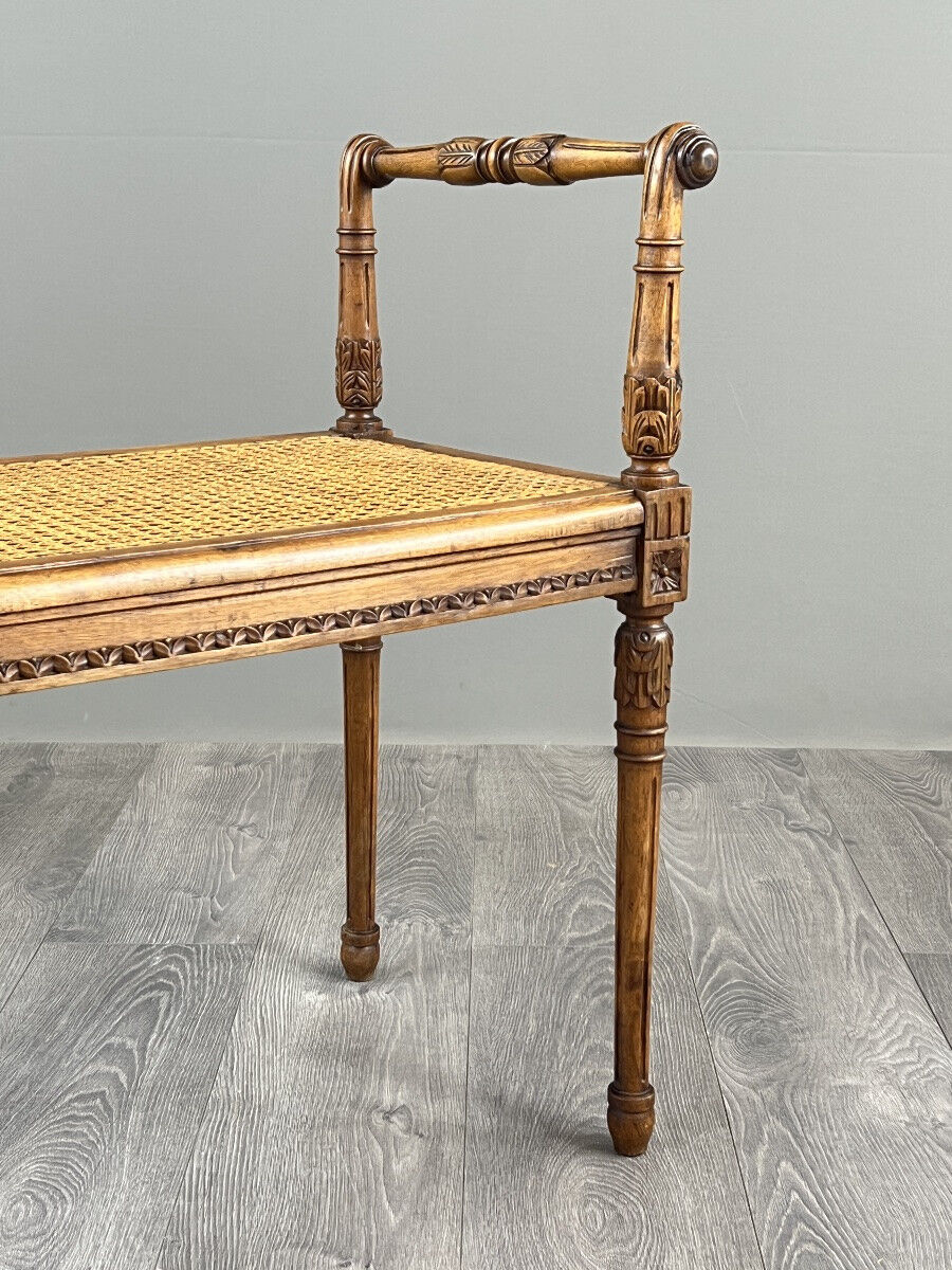 Banquette / tabouret en bois sculpté et cannage, XXe siècle