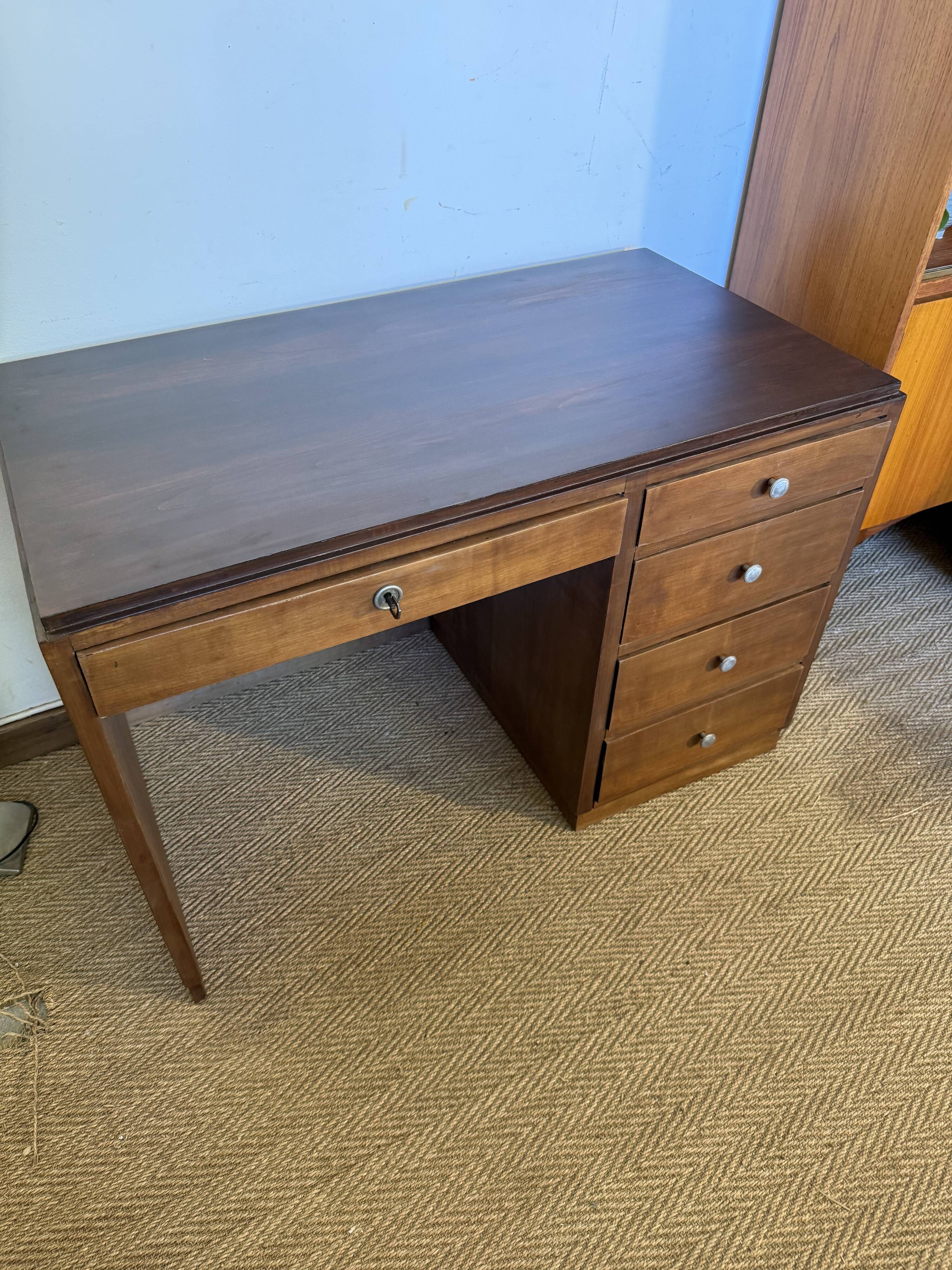 Art Deco desk in wood and walnut veneer.