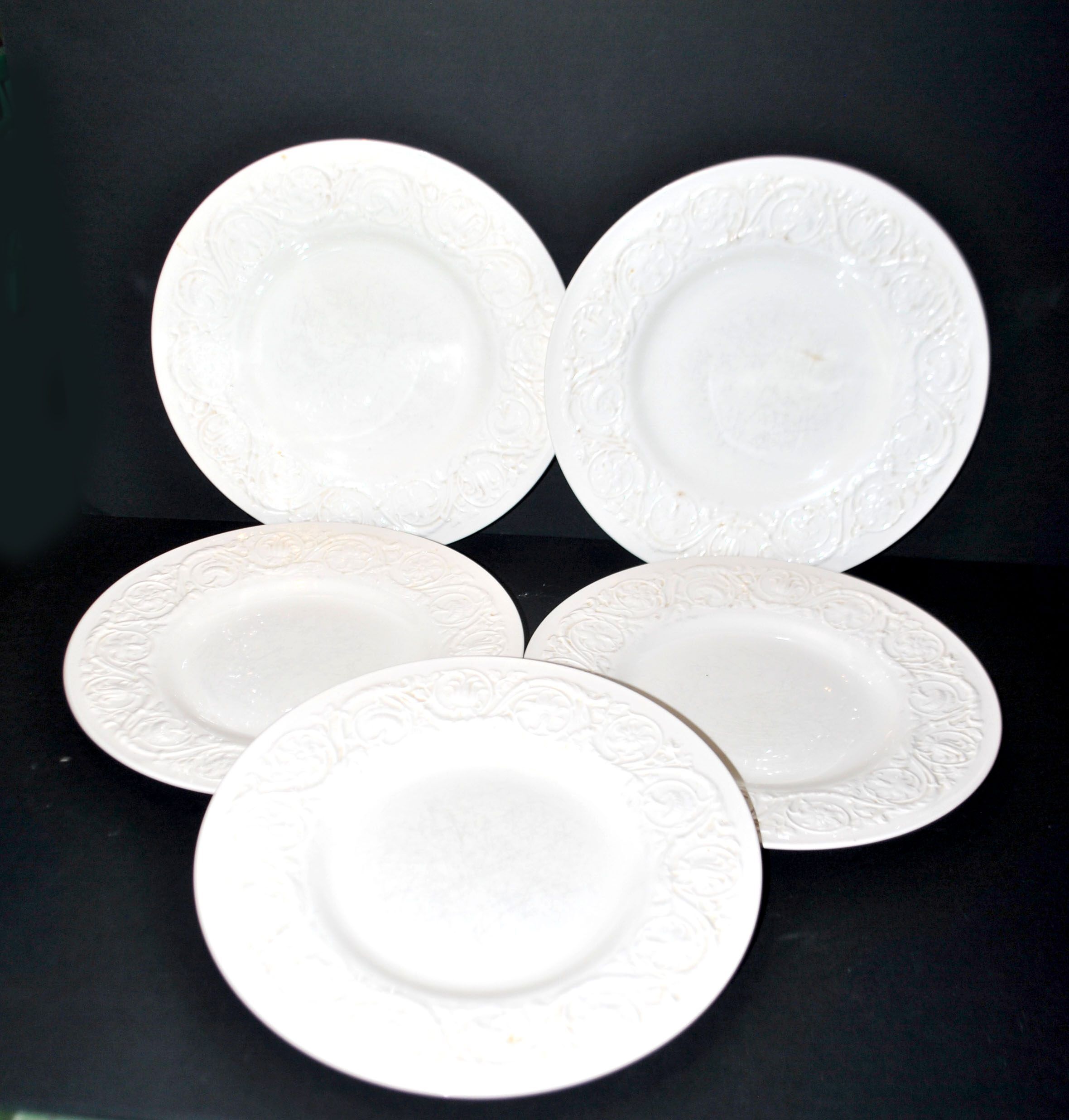 Wedgwood set of 5 Patrician garland England moulded earthenware plates 26.5 cm