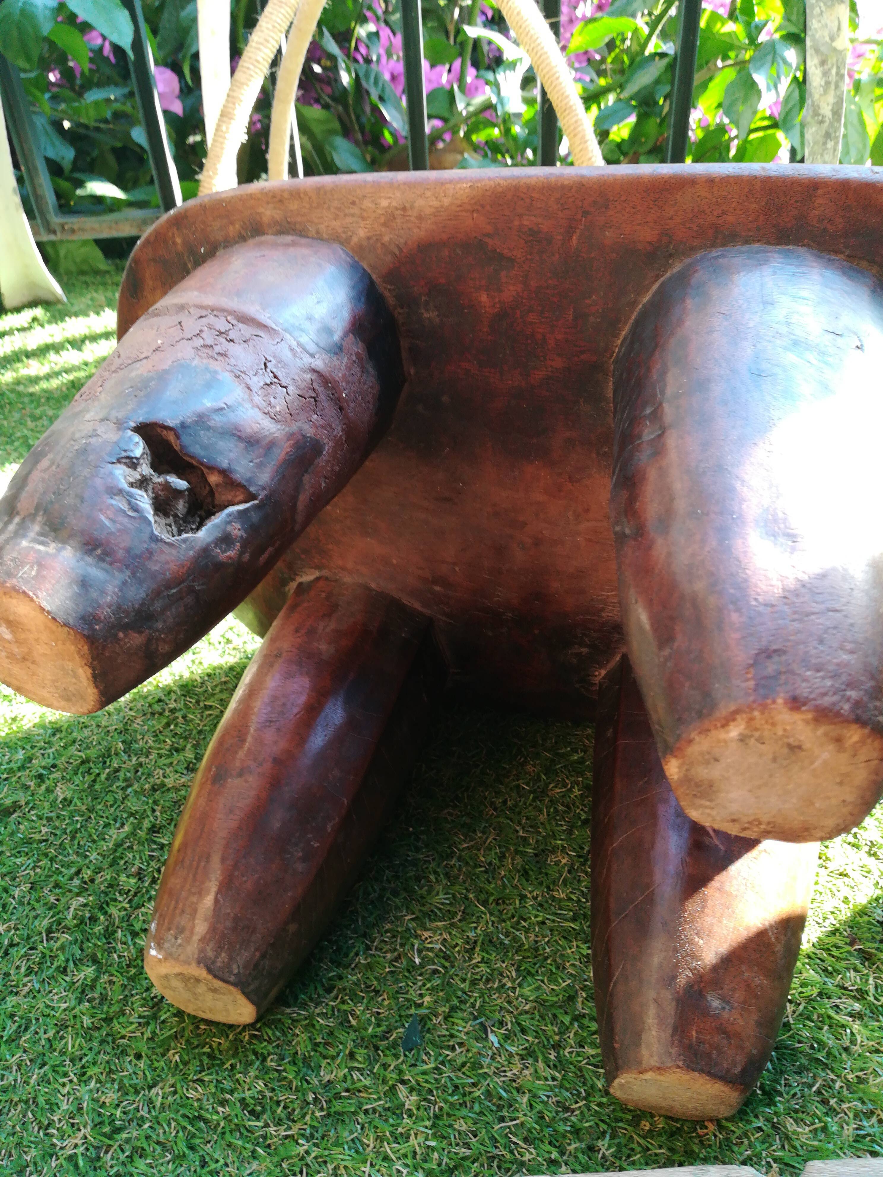 Tabouret where african head rests