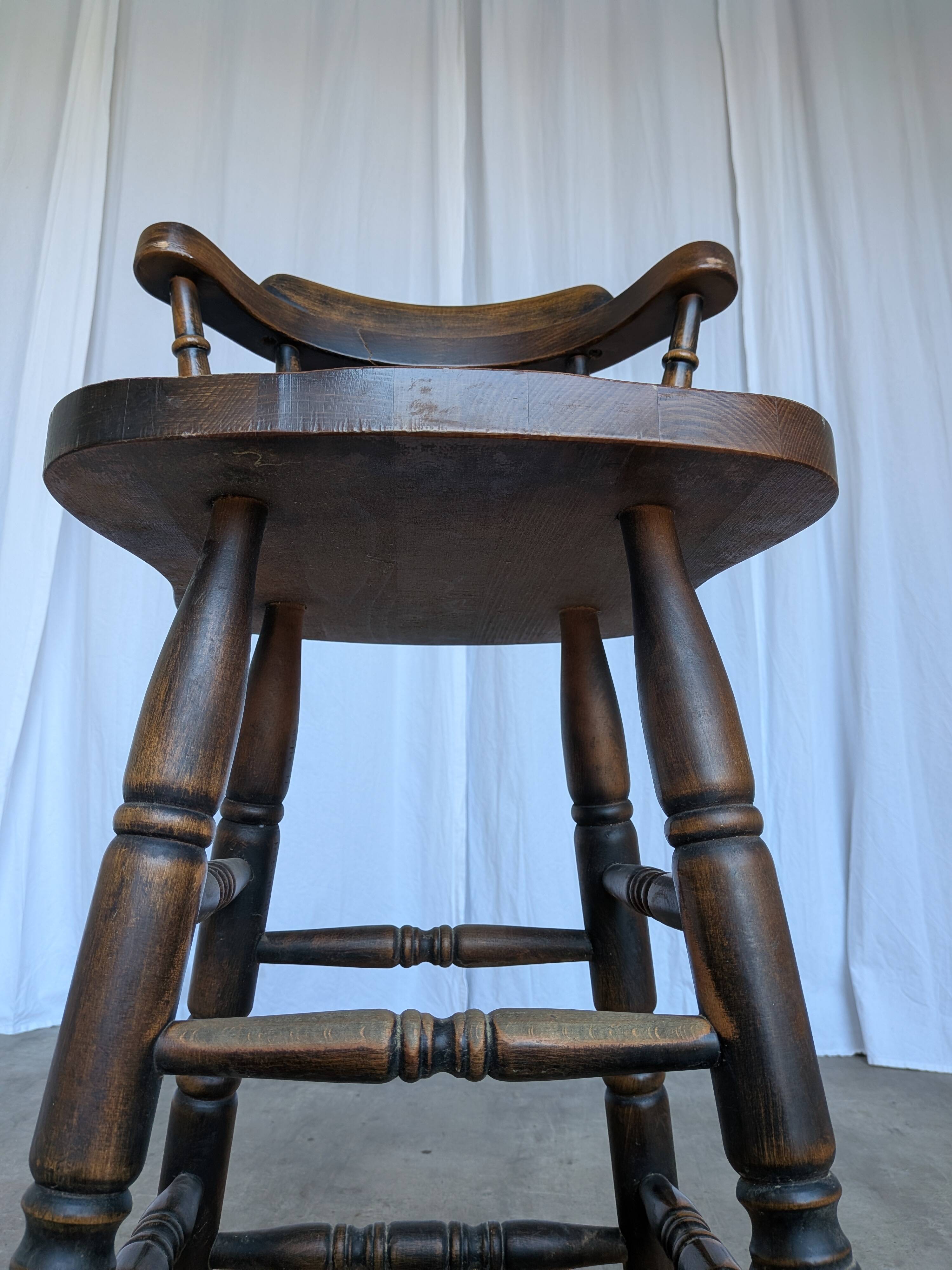 Chaise de bar en bois sculpté vintage : tabouret haut de ferme des années 1970