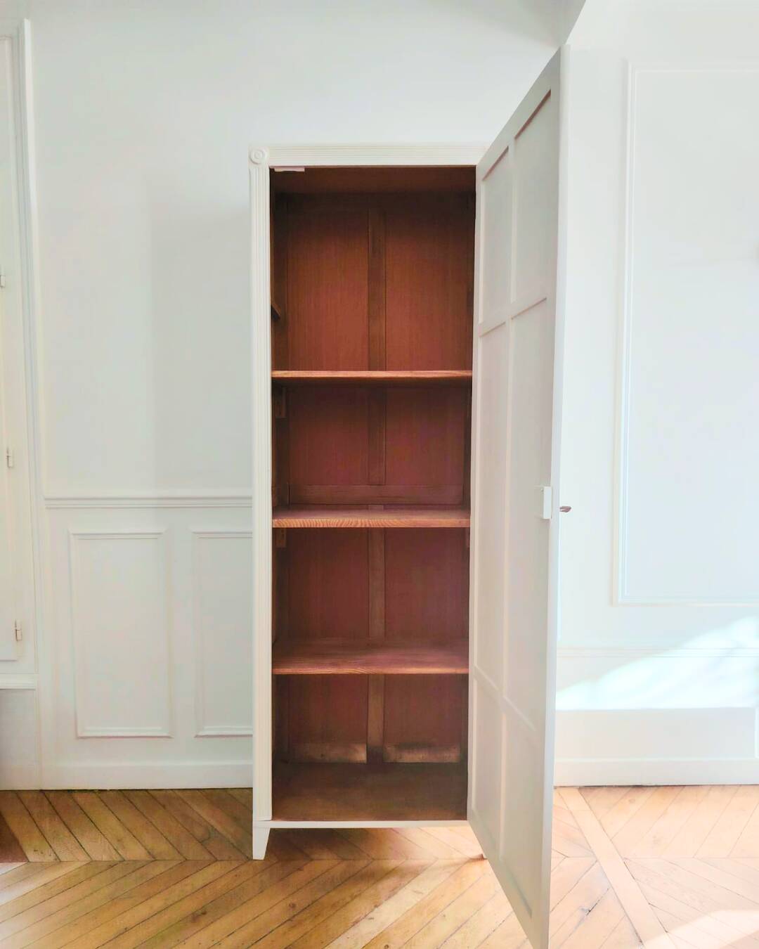 Armoire parisienne ancienne rénovée, années 1900-1920