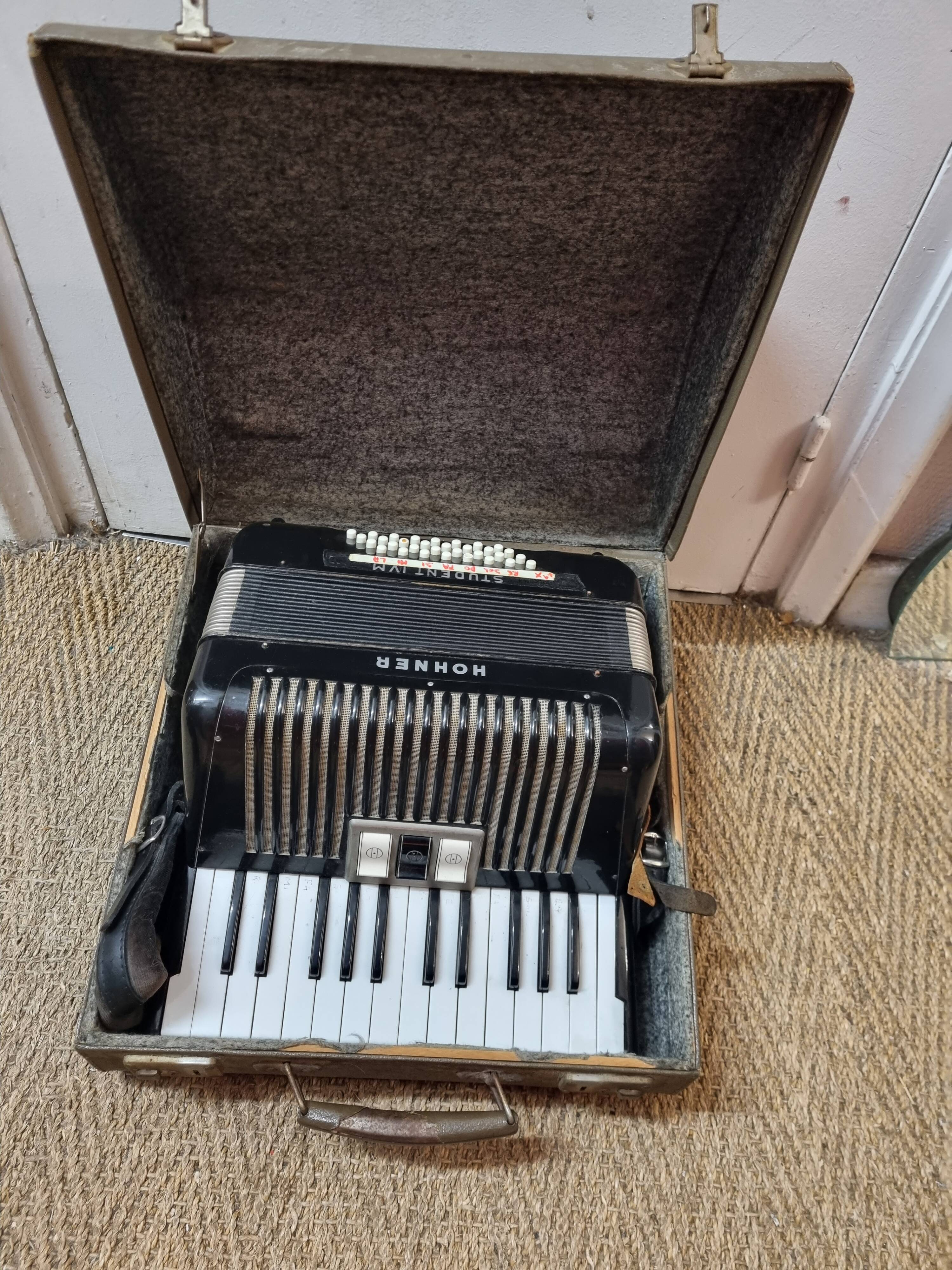 Hohner Black Student IV M Accordion