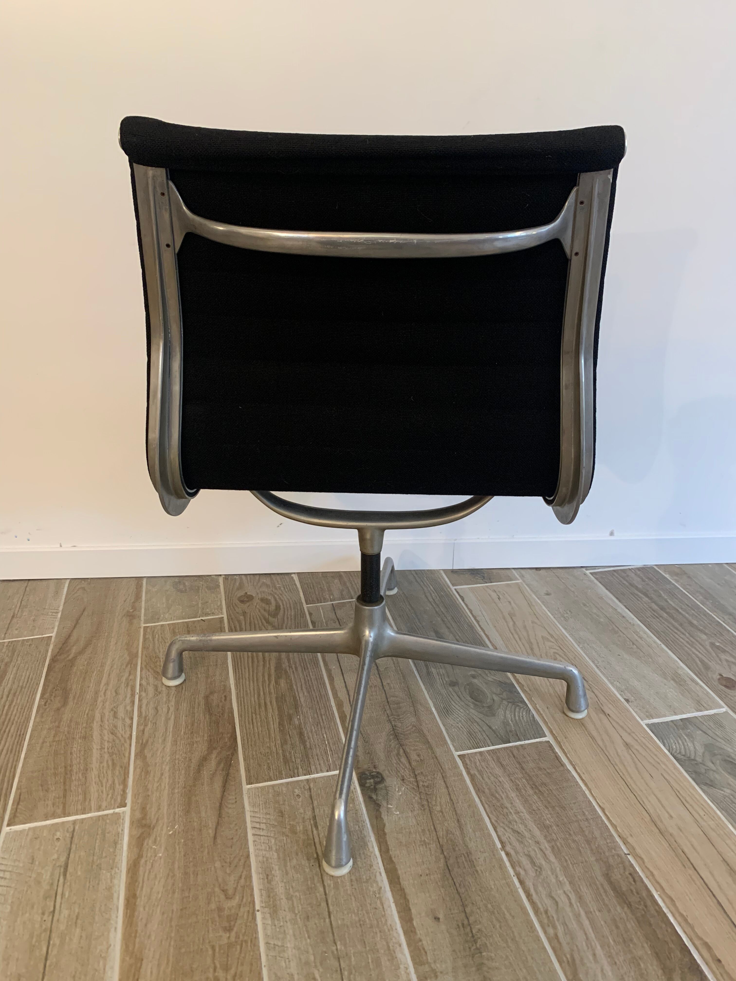 Charles & Ray Eames swivel chair mod EA106 Herman miller