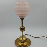 Lampe en laiton art déco et globe clichy rose