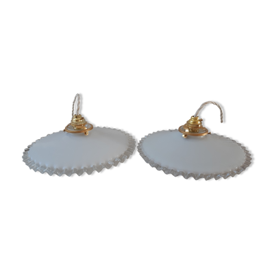Paire de suspensions en opaline dentelée années 40-50