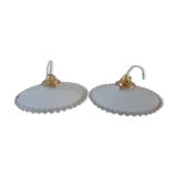 Paire de suspensions en opaline dentelée années 40-50