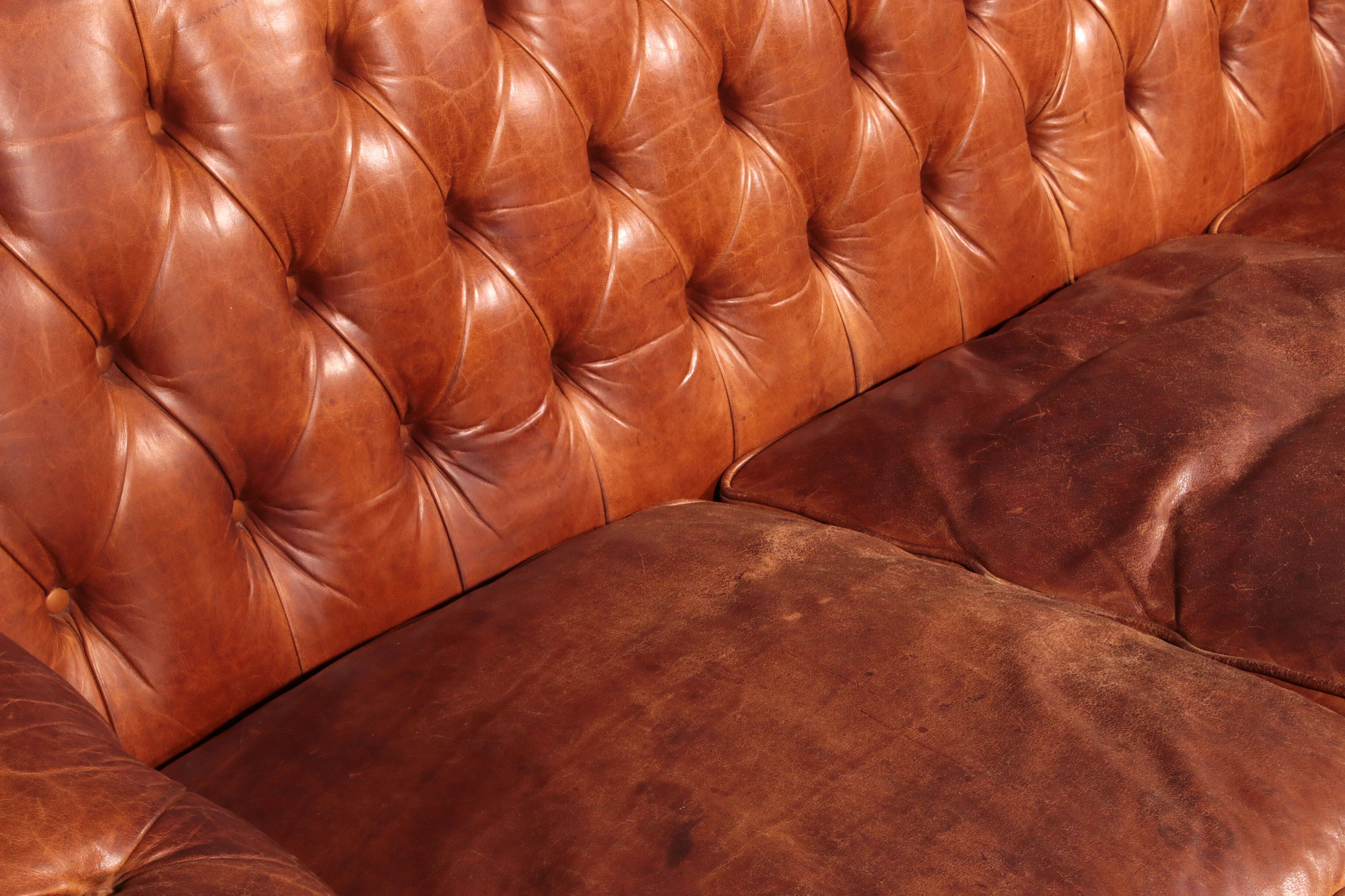Canapé Chesterfield en cuir vieilli