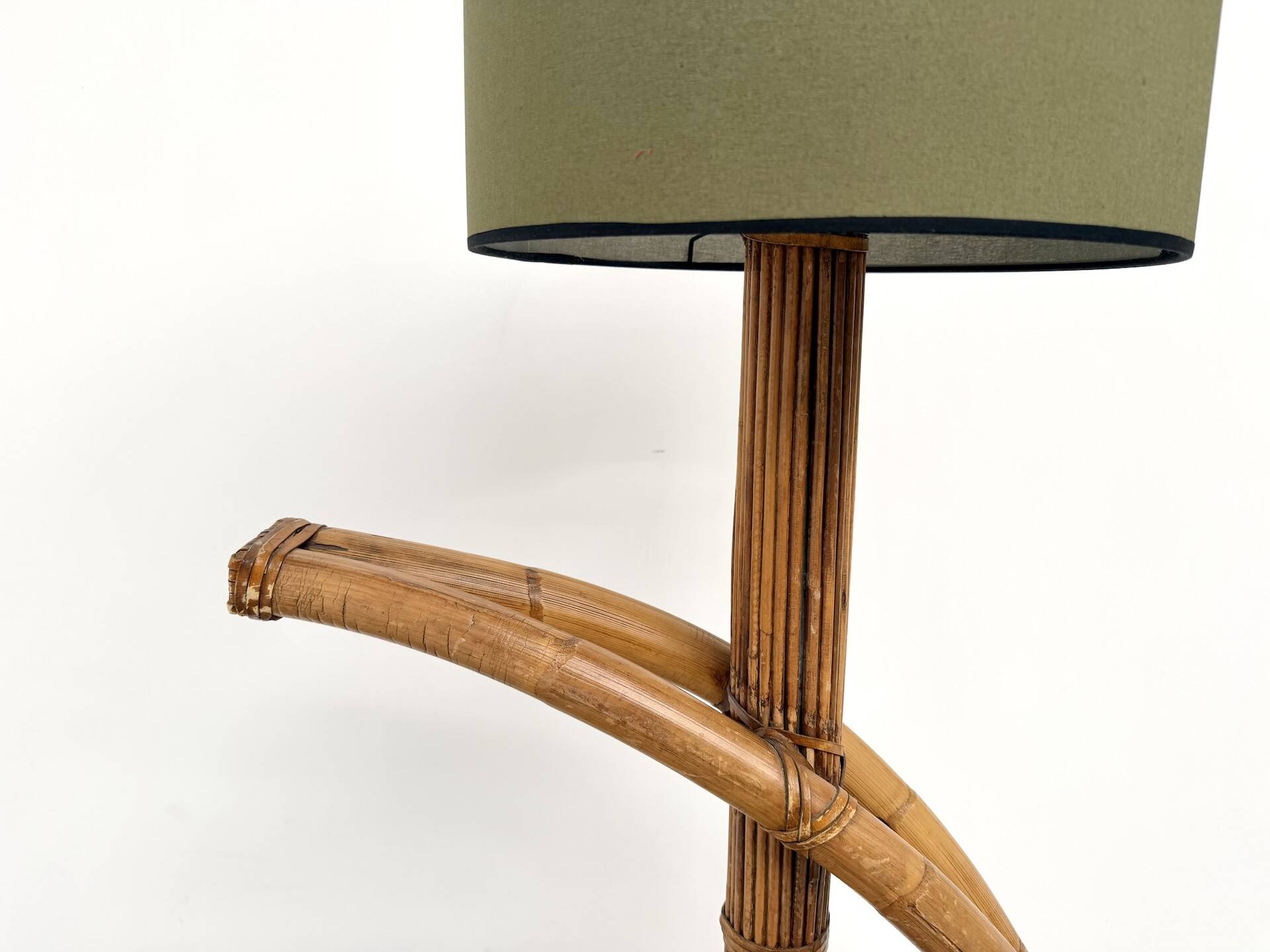 Lampadaire sculptural en rotin cintré
