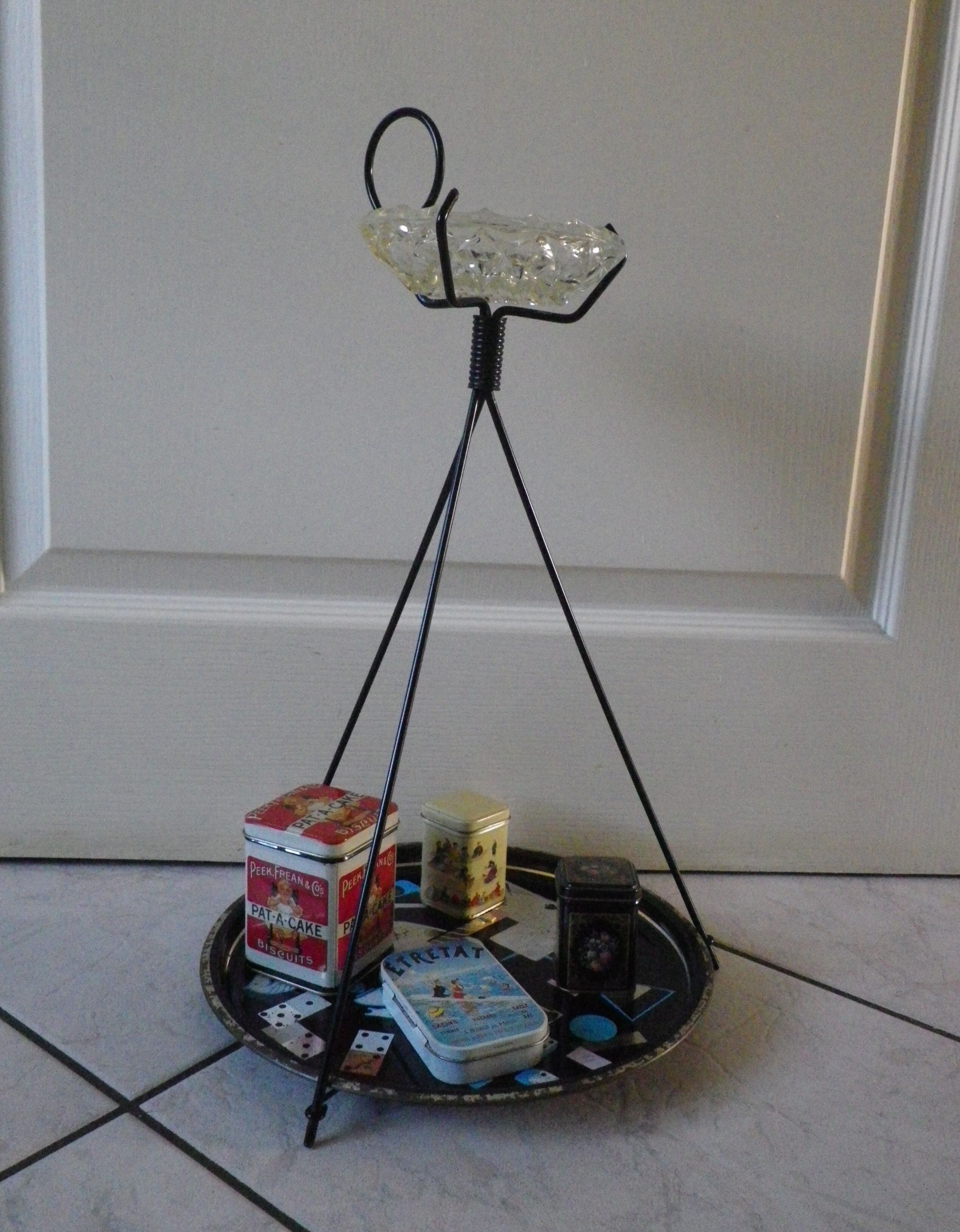 Cendrier sur pied tripode avec plateau vintage et cendrier en cristal