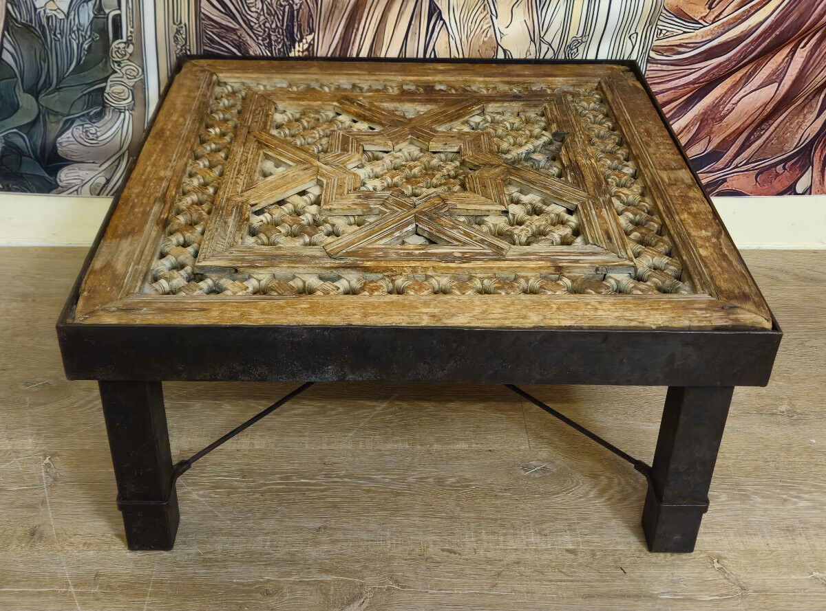 Coffee table / living room table with a sculpted top – Handcrafted – 20th century