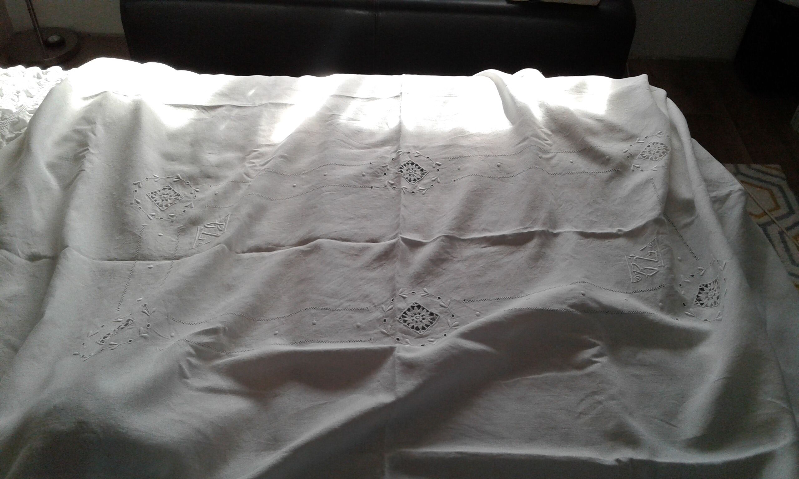 Tablecloth and 12 lined towels