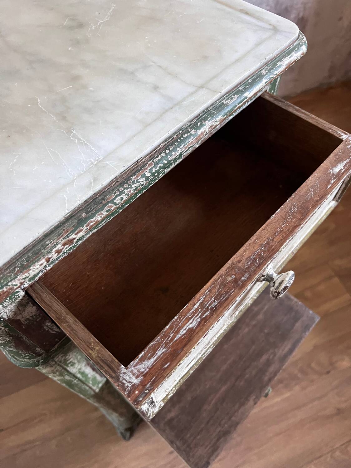 Chiffonnier ancien en bois patiné vert